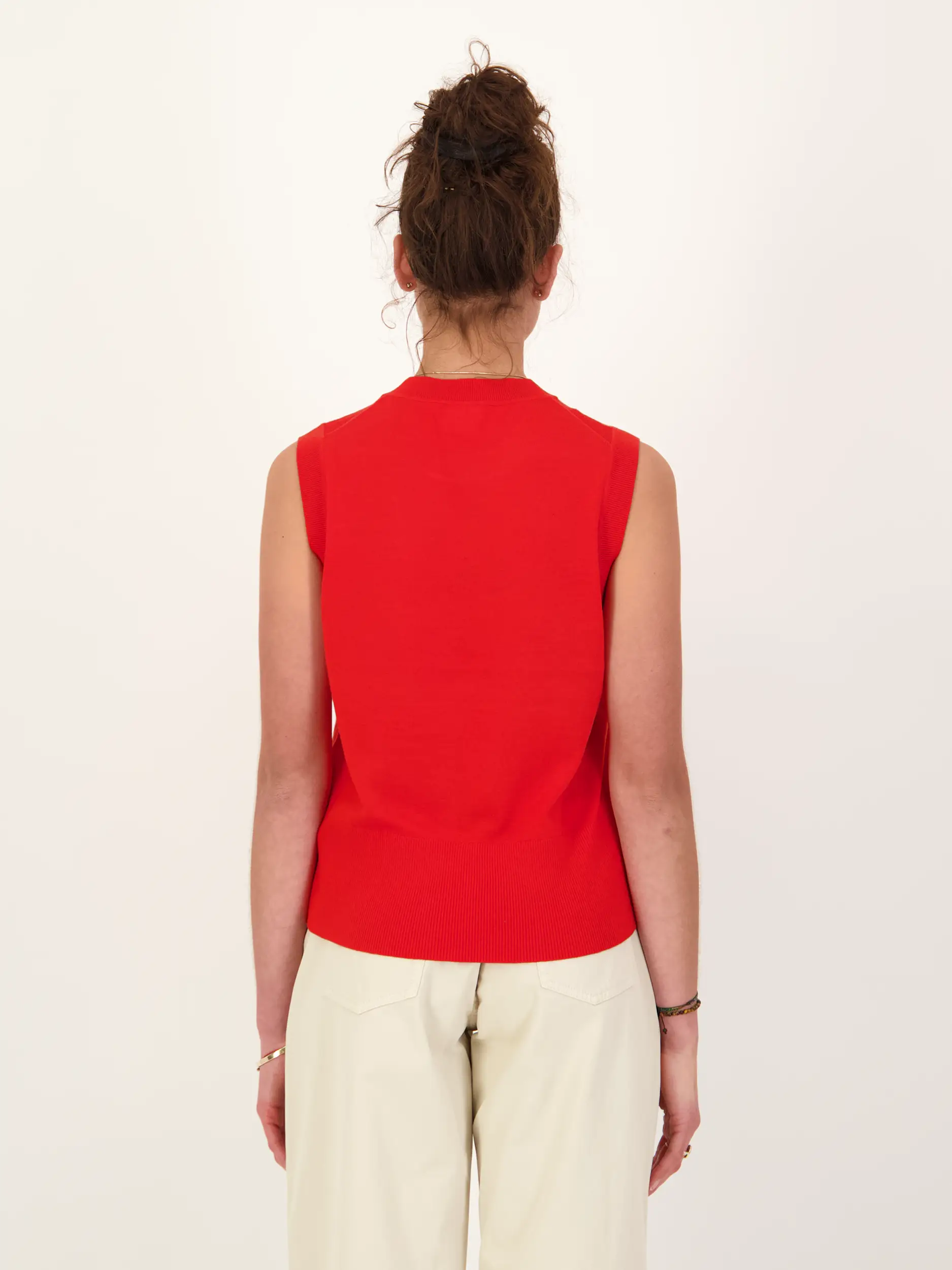 Pullunder 'Isola' aus Wolle - Artikel Rückseite getragen von einem Modell - Farbe: Rot