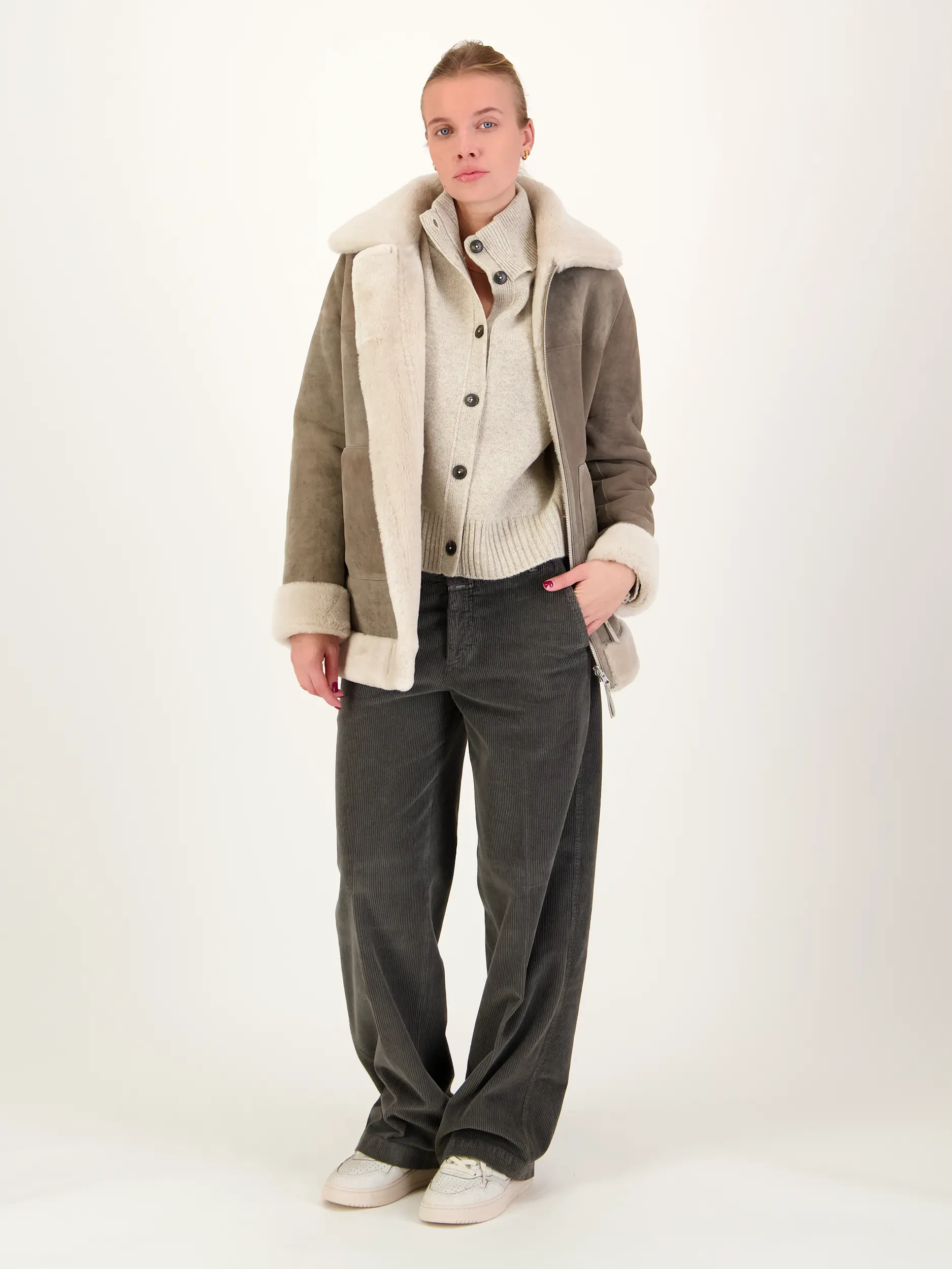 Strickjacke aus Wolle - Artikel Teil eines Outfits getragen von einem Modell - Farbe: Beige