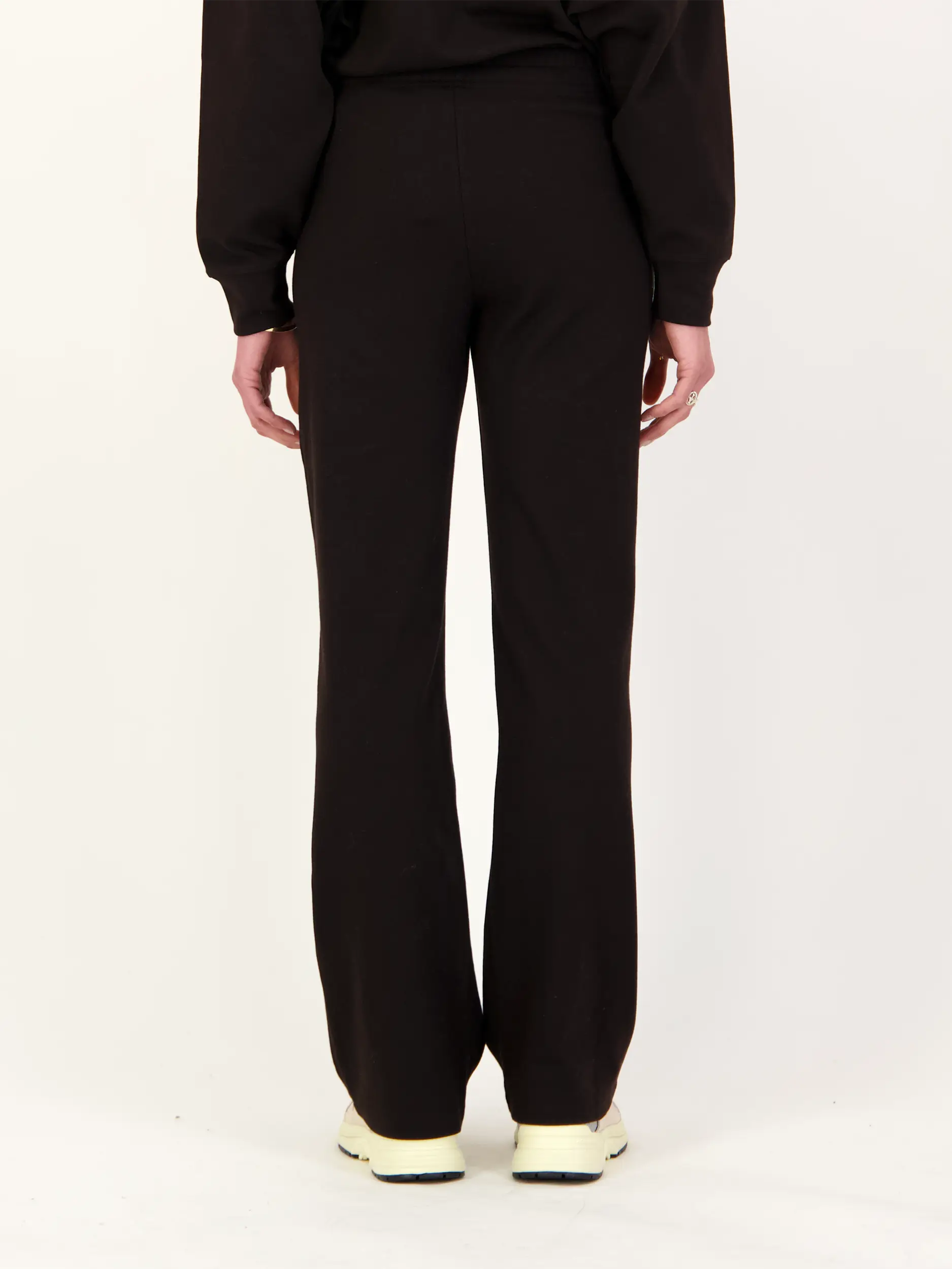 Sweathose 'Elina' - Artikel Rückseite getragen von einem Modell - Farbe: Braun