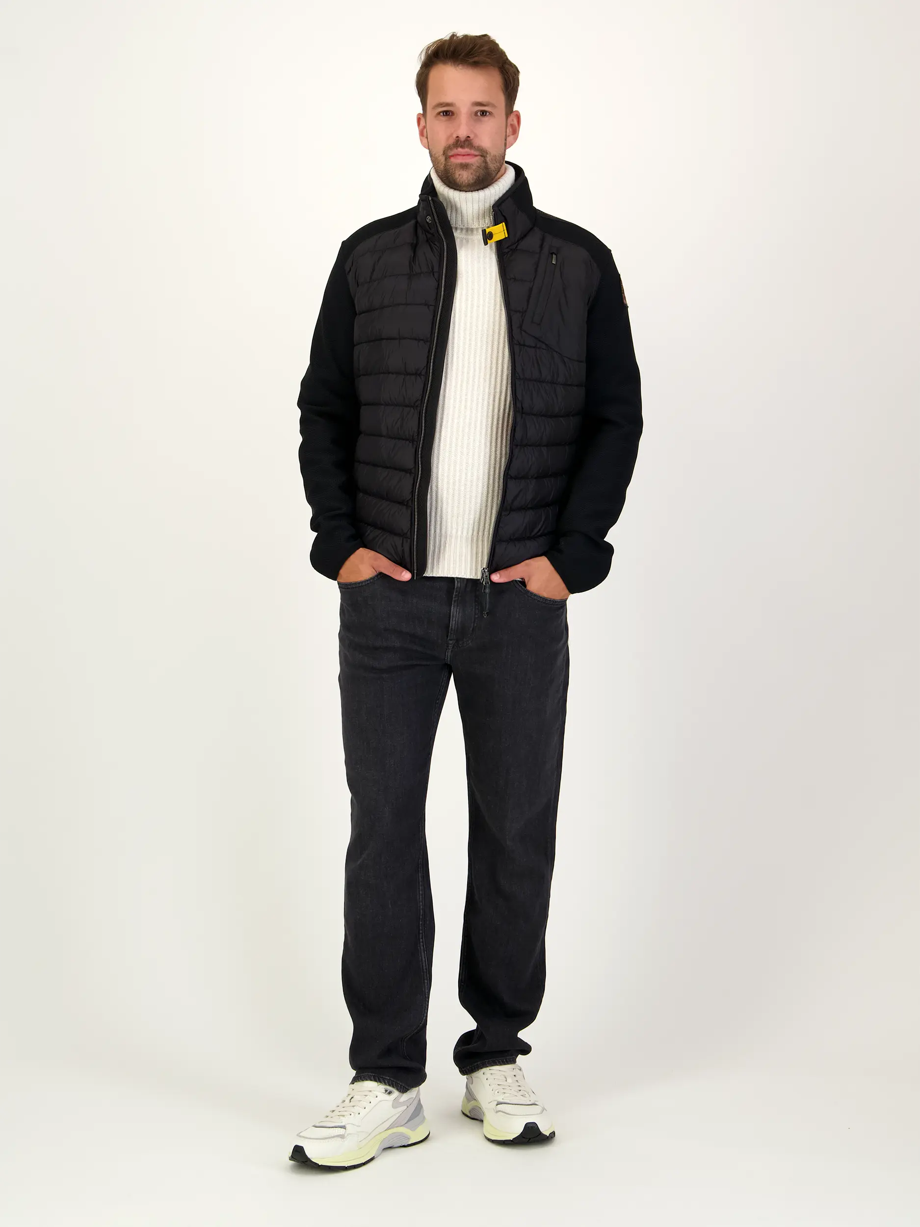 Rollkragenpullover 'Ettore' aus Merinowolle - Artikel Teil eines Outfits getragen von einem Modell - Farbe: Creme