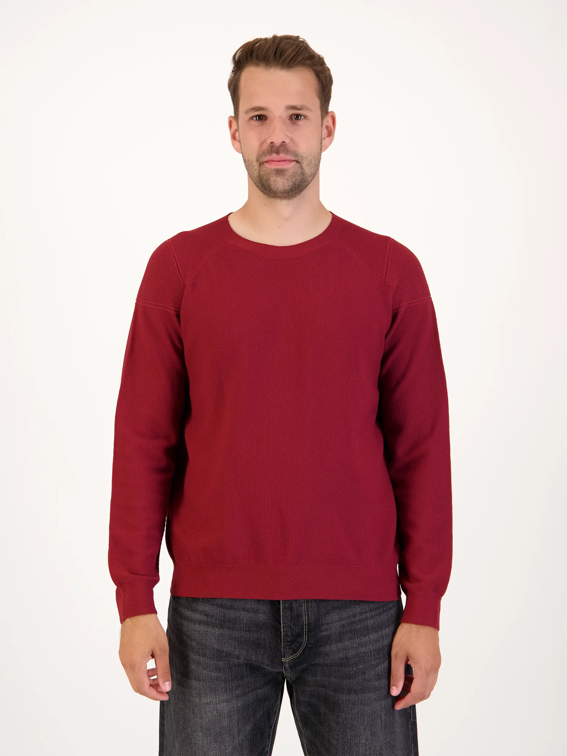 Pullover 'Fosop' - Artikel Vorderseite getragen von einem Modell - Farbe: Rot