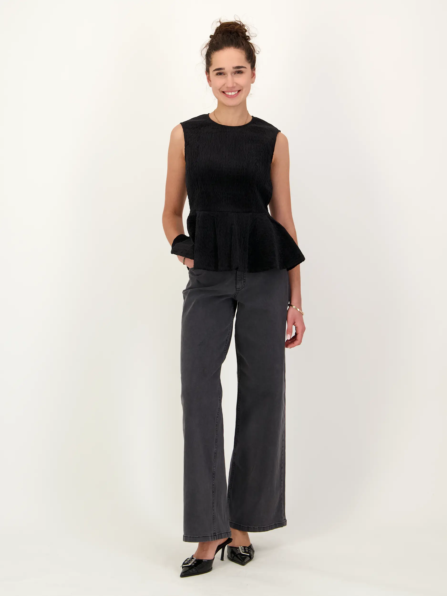 Cordbluse ärmellos - Artikel Teil eines Outfits getragen von einem Modell - Farbe: Schwarz