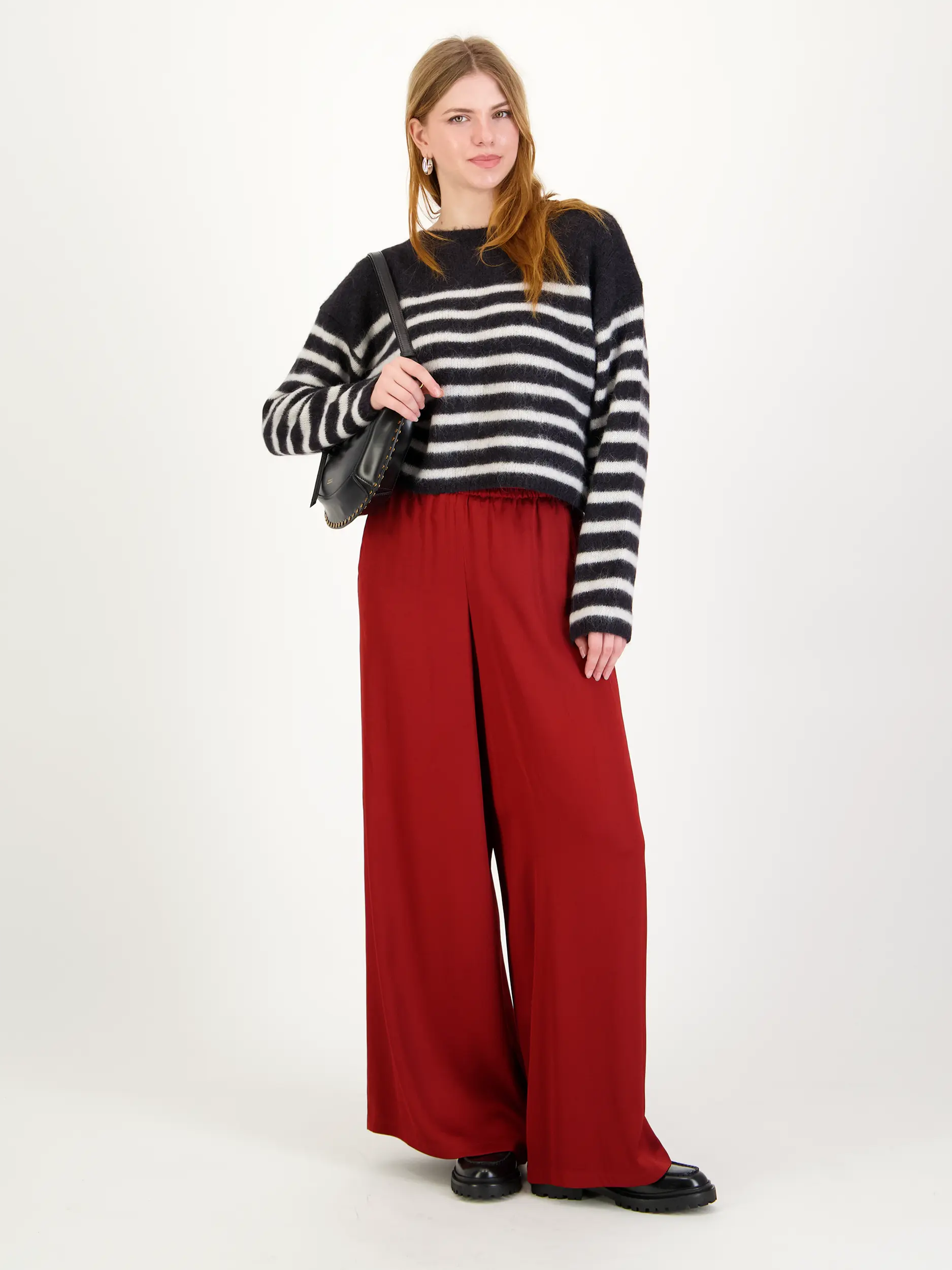 Hose 'Ceiling' - Artikel Teil eines Outfits getragen von einem Modell - Farbe: Rot