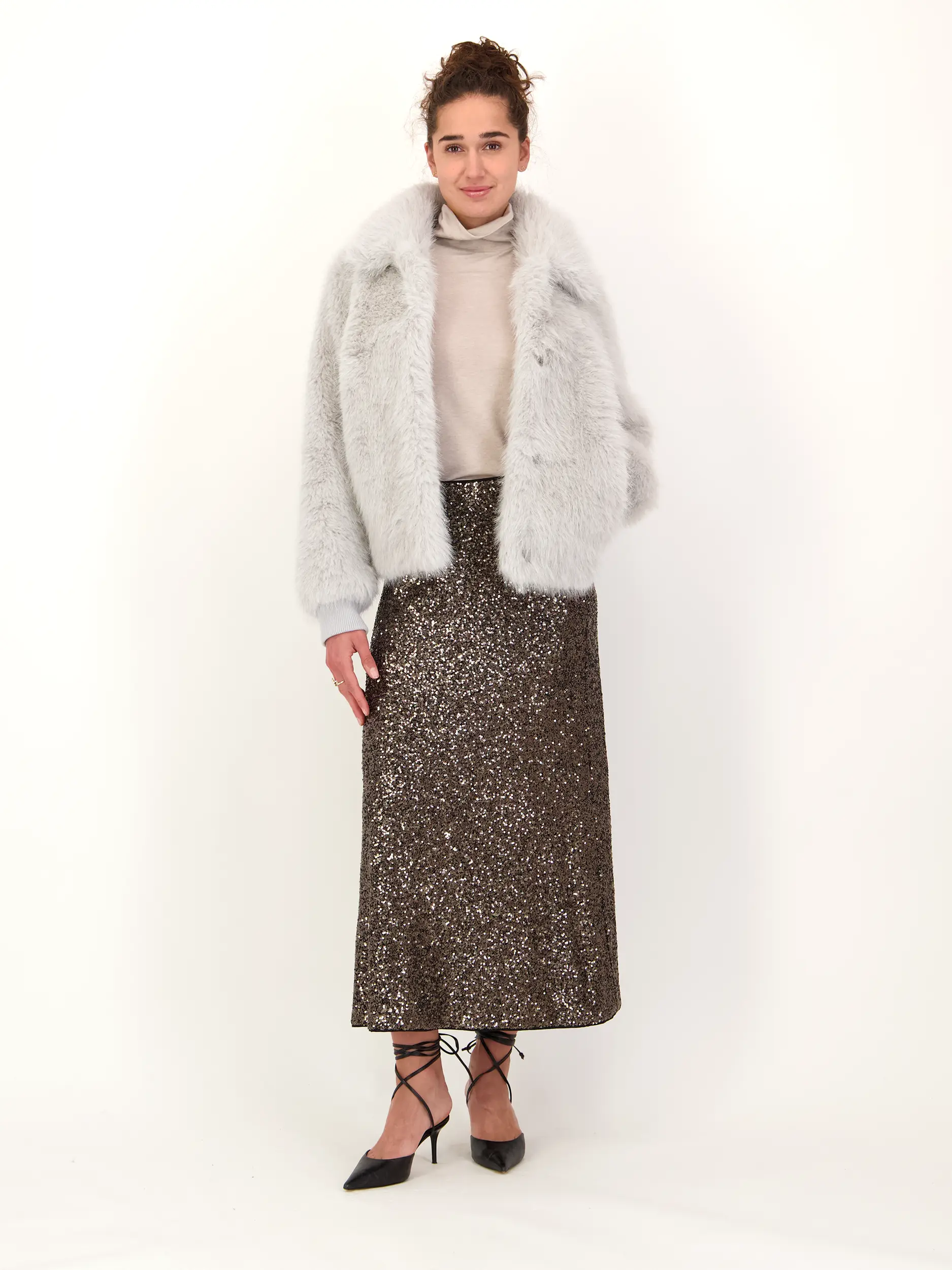 Maxirock mit Pailletten - Artikel Teil eines Outfits getragen von einem Modell - Farbe: Grau