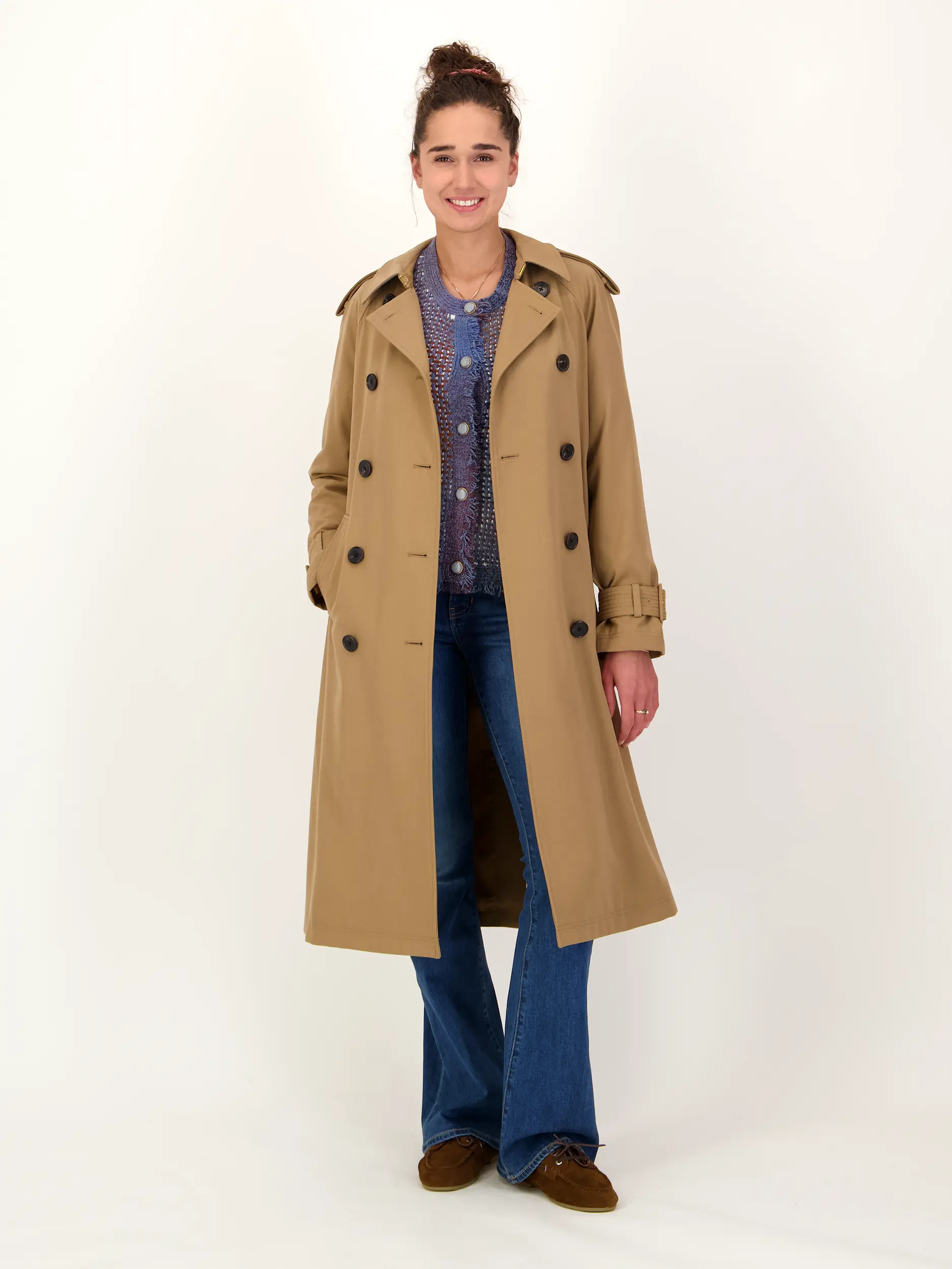 Mantel 'Conneley Dickey Trench' - Artikel Teil eines Outfits getragen von einem Modell - Farbe: Braun