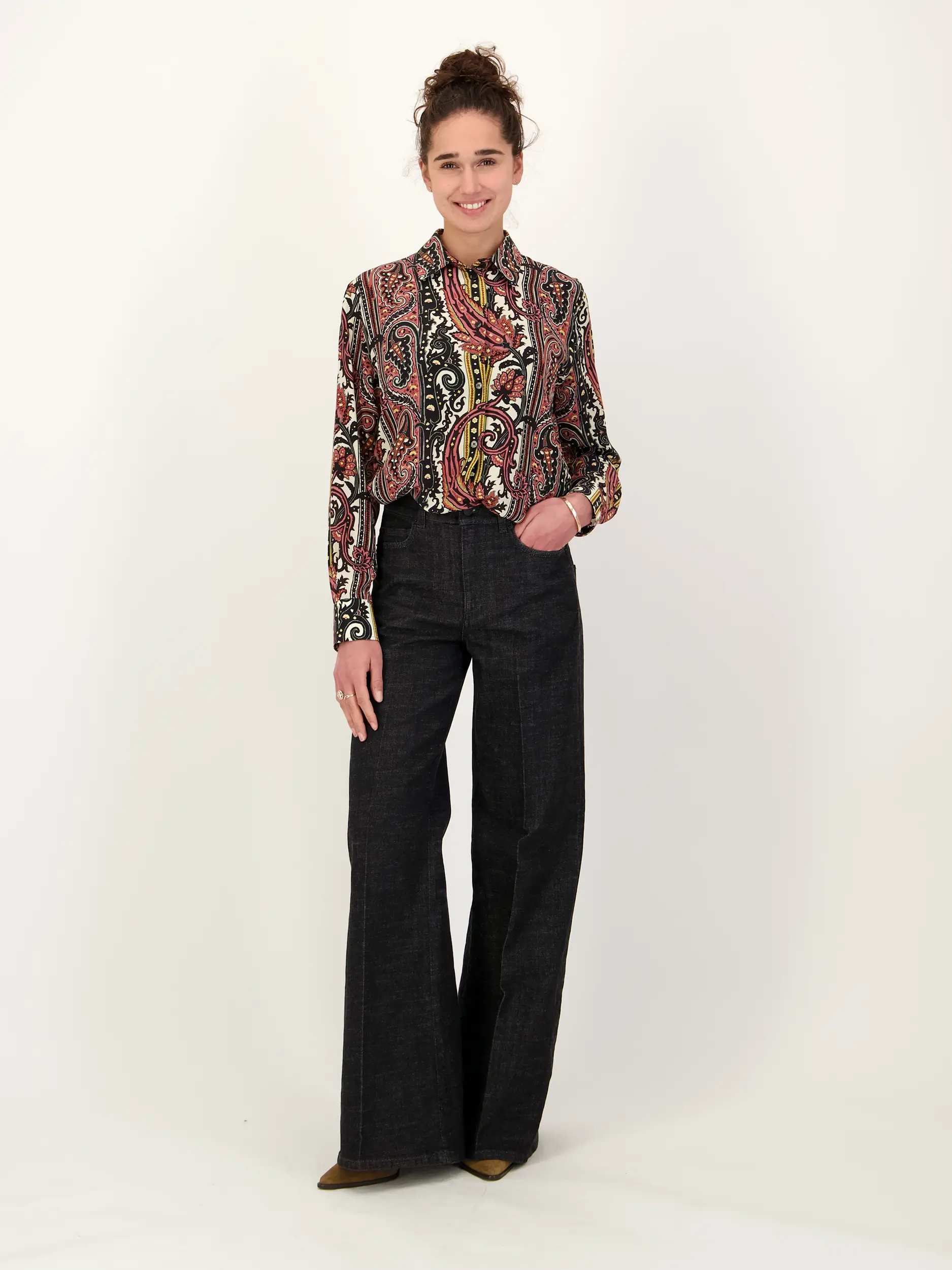 Seidenbluse langarm - Artikel Teil eines Outfits getragen von einem Modell - Farbe: Rot