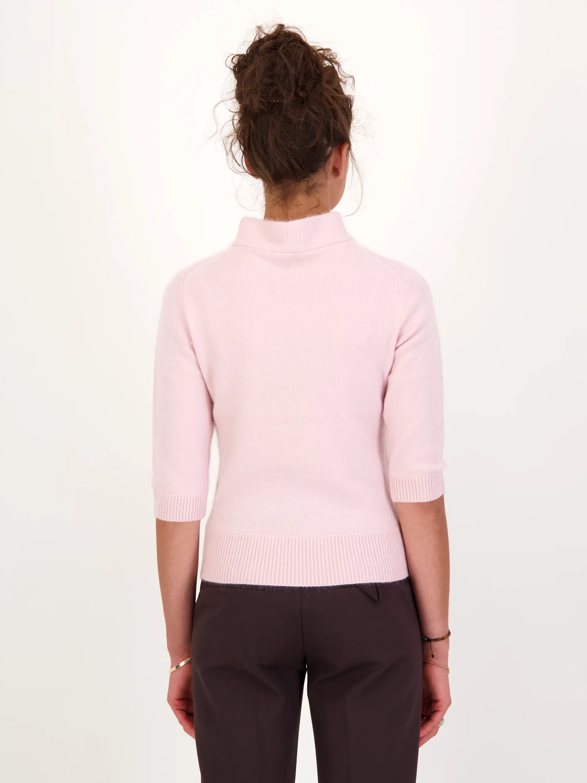 Pullover 'Fluffy Statement' aus Wolle 3/4 Arm - Artikel Rückseite getragen von einem Modell - Farbe: Rosa&Pink
