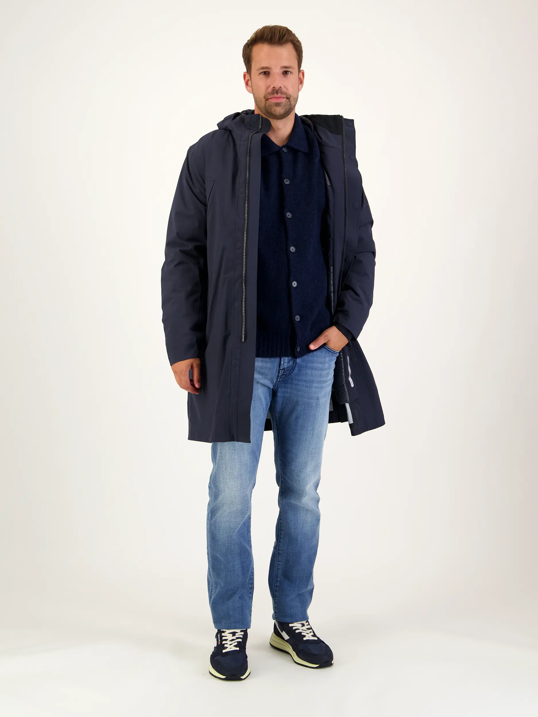 Strickjacke 'Lee' aus Merinowoll-Mix - Artikel Teil eines Outfits getragen von einem Modell - Farbe: Blau