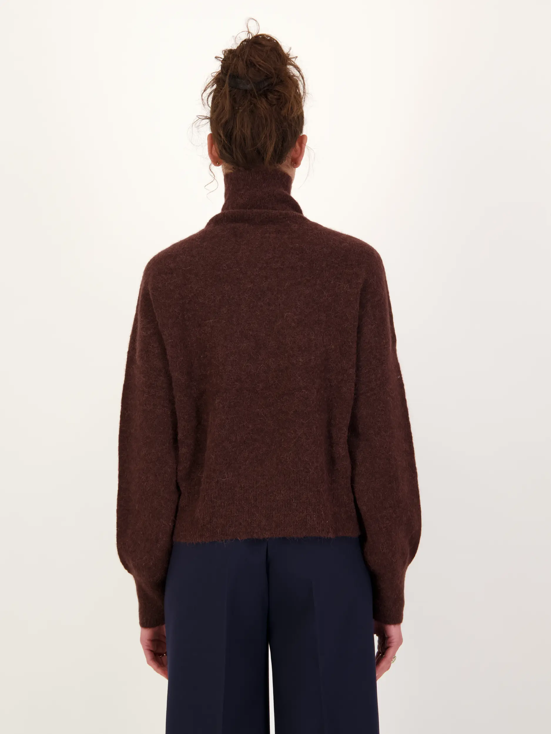 Pullover 'Nola' - Artikel Rückseite getragen von einem Modell - Farbe: Braun