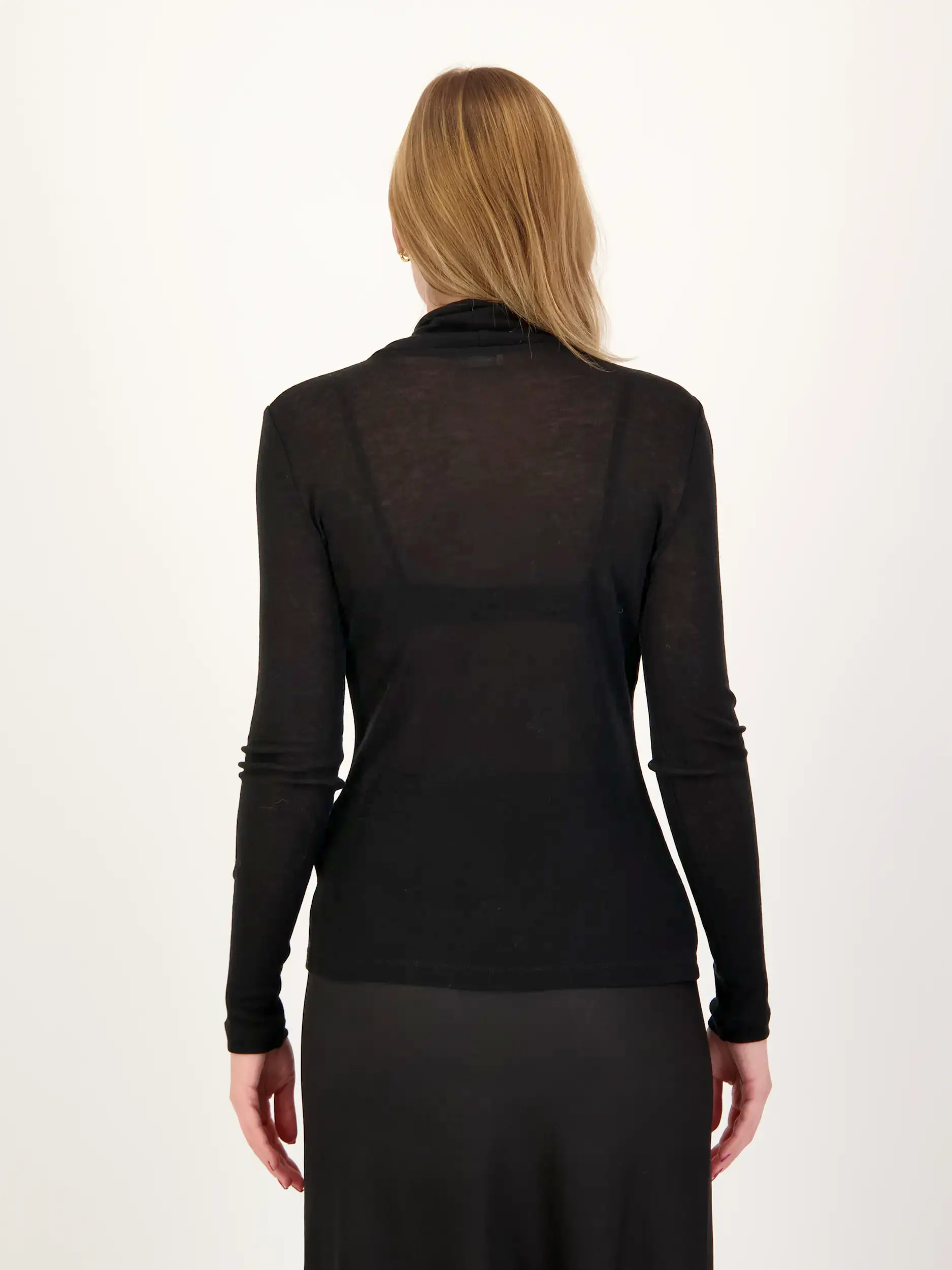 Langarmshirt 'Zerafne' langarm - Artikel Rückseite getragen von einem Modell - Farbe: Schwarz
