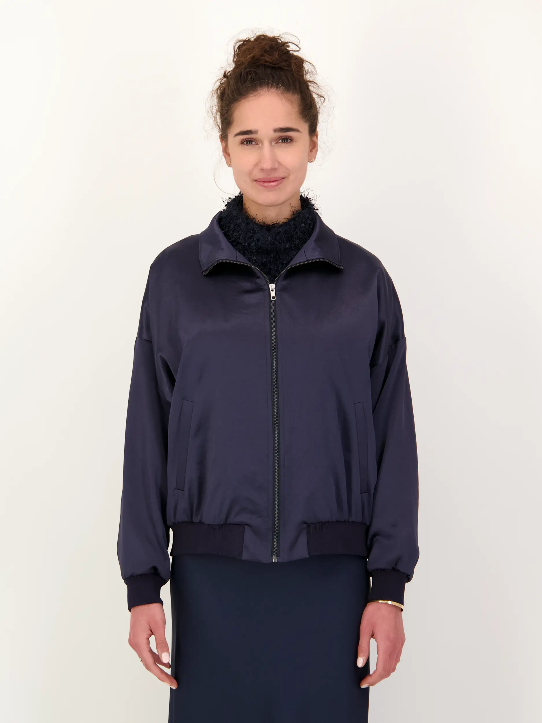 Blouson 'Eyam' aus Satin - Artikel Vorderseite getragen von einem Modell - Farbe: Blau