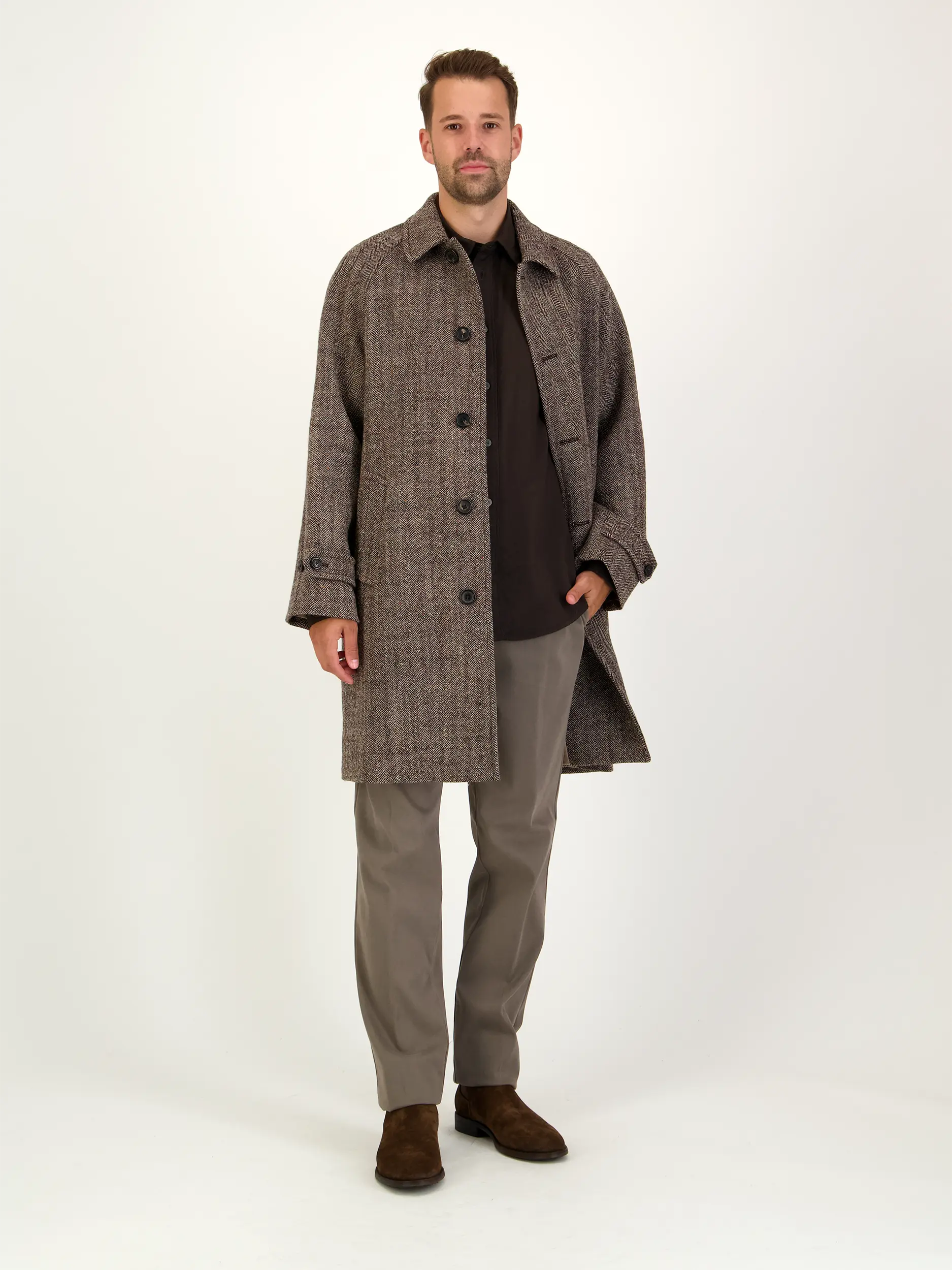 Wollmantel - Artikel Teil eines Outfits getragen von einem Modell - Farbe: Braun