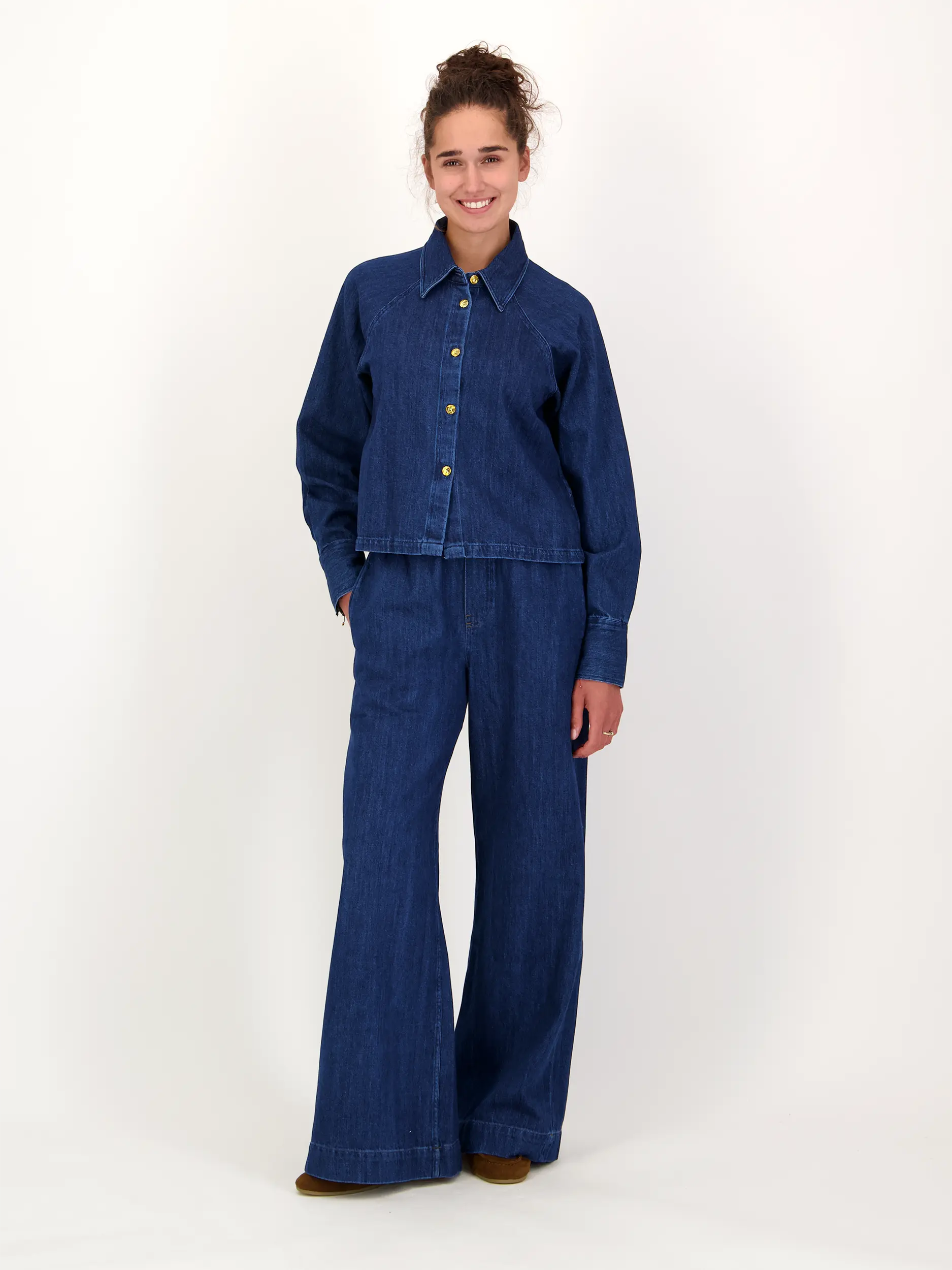 Jeansbluse 'Hanna' langarm - Artikel Teil eines Outfits getragen von einem Modell - Farbe: Blau