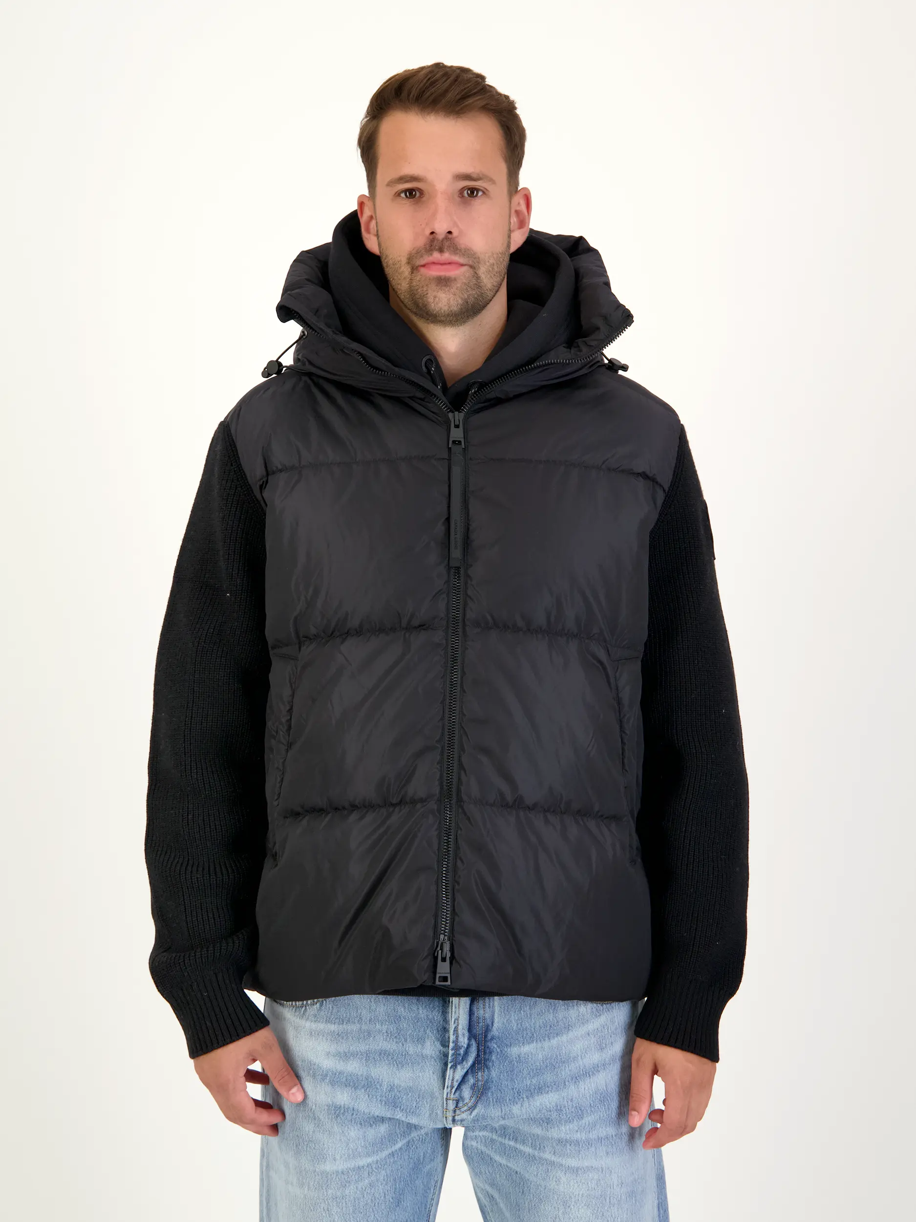 Jacke 'Hybridgegrove' aus Daunen - Artikel Vorderseite getragen von einem Modell - Farbe: Schwarz