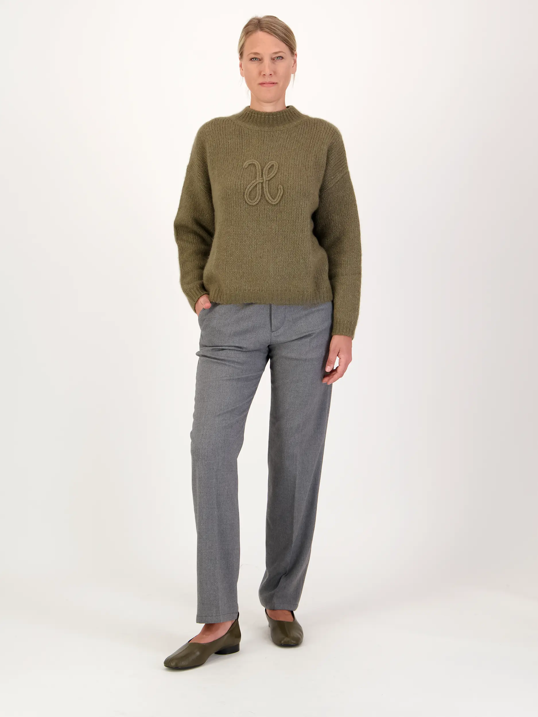 Hose 'Ajend' - Artikel Teil eines Outfits getragen von einem Modell - Farbe: Grau