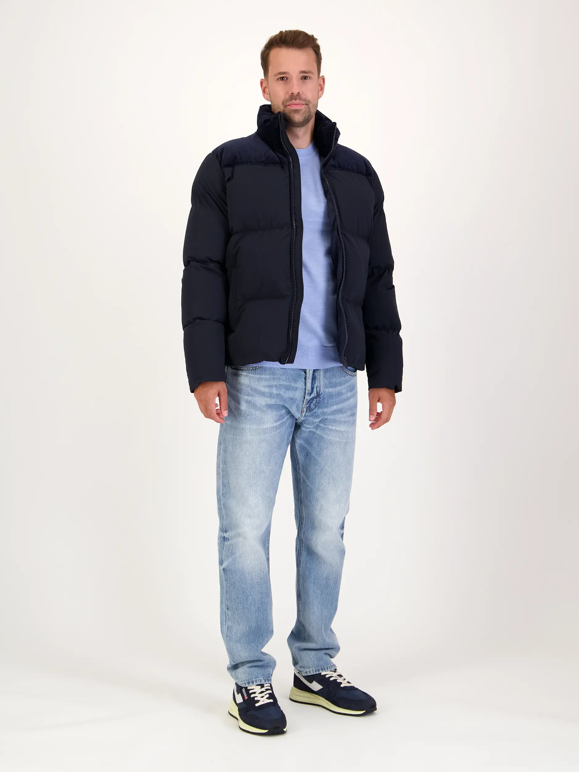 Pullover 'Ted' - Artikel Teil eines Outfits getragen von einem Modell - Farbe: Blau