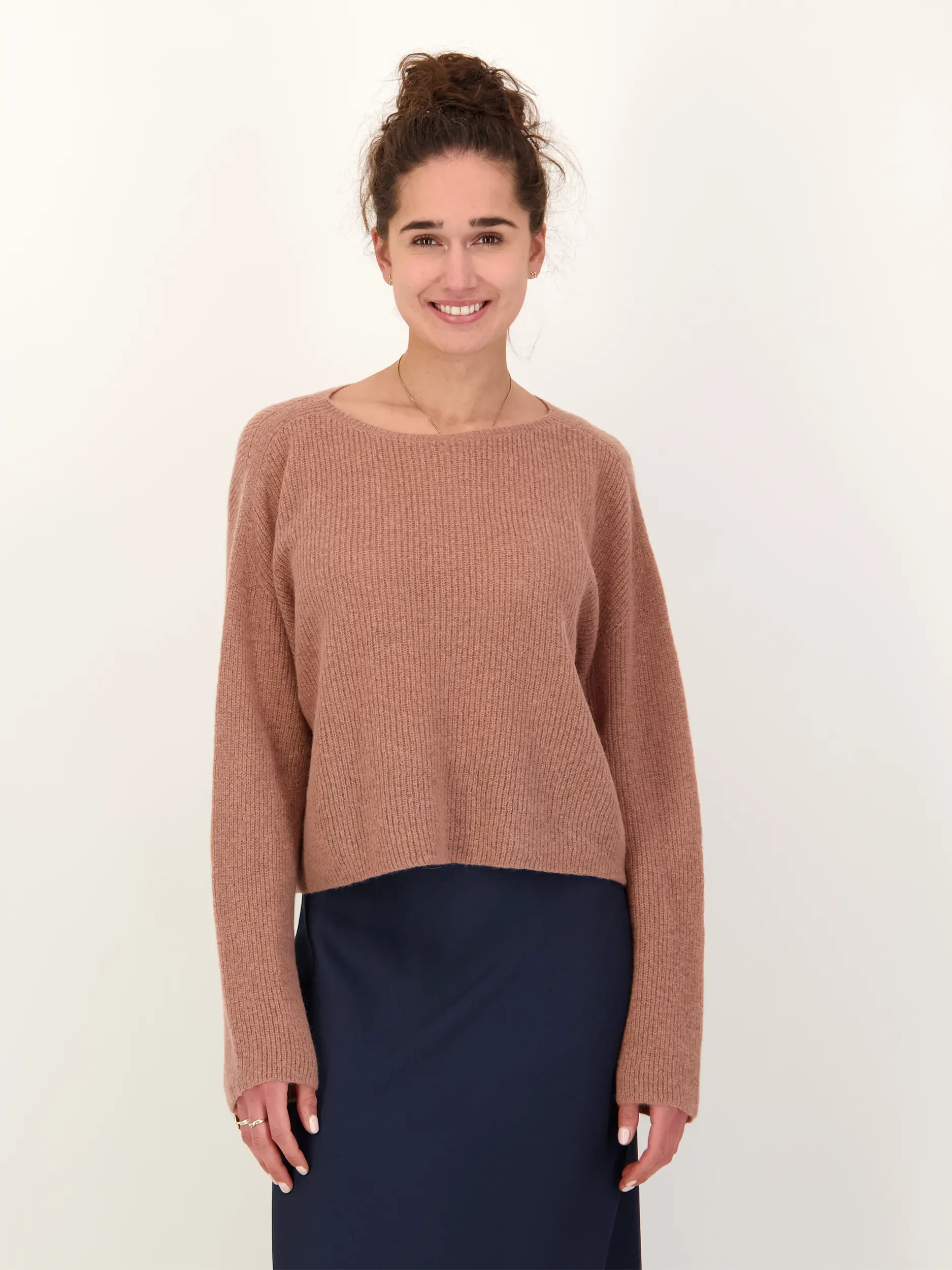 Pullover 'Imeny' langarm - Artikel Vorderseite getragen von einem Modell - Farbe: Braun