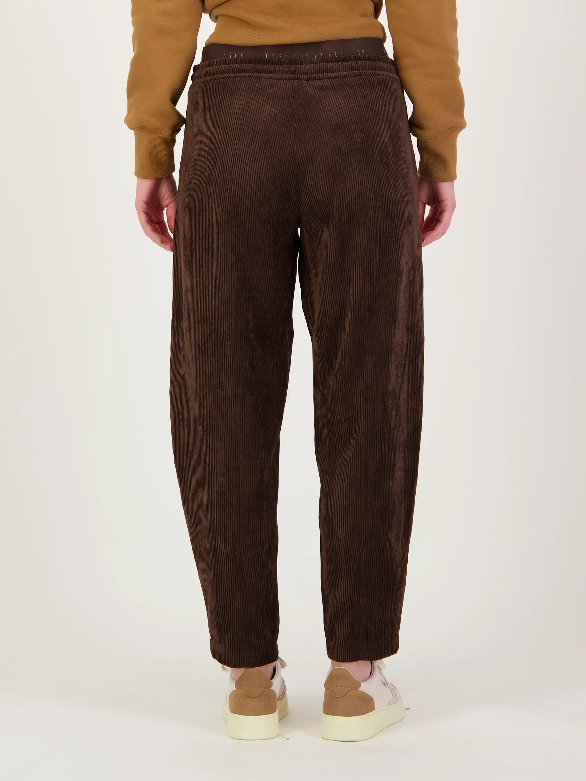 Cordhose 'Eden' - Artikel Rückseite getragen von einem Modell - Farbe: Braun