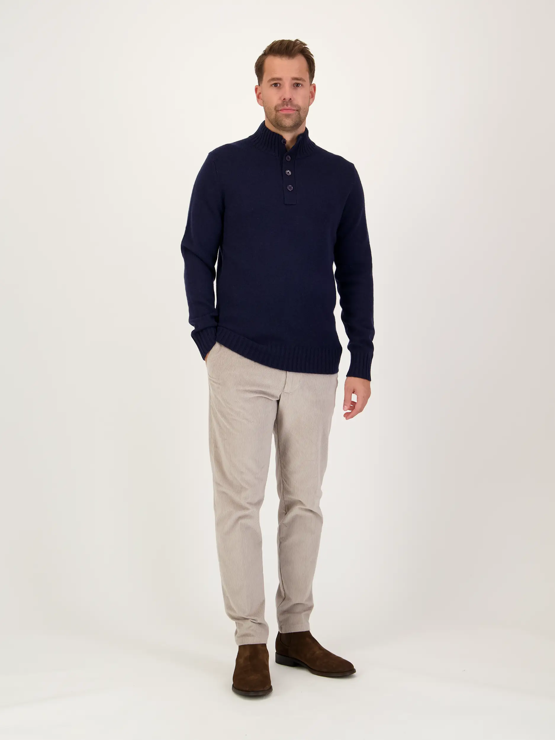 Pullover 'Capua' aus Merinowoll-Mix - Artikel Teil eines Outfits getragen von einem Modell - Farbe: Blau