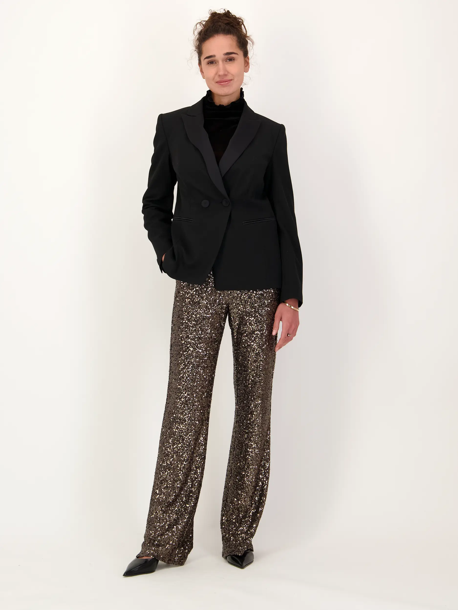 Glitzerhose - Artikel Teil eines Outfits getragen von einem Modell - Farbe: Grau