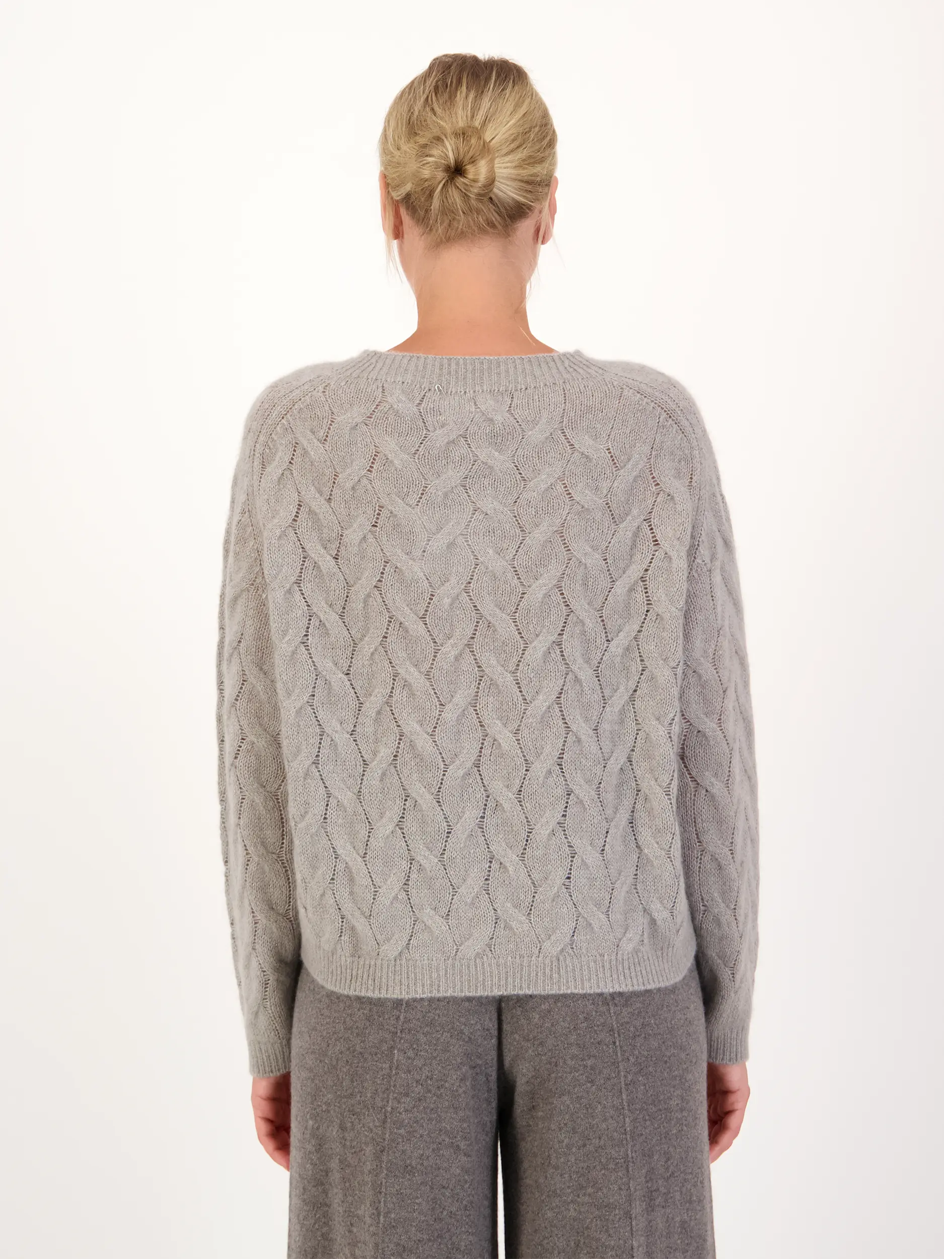 Pullover aus Kaschmir langarm - Artikel Rückseite getragen von einem Modell - Farbe: Grün