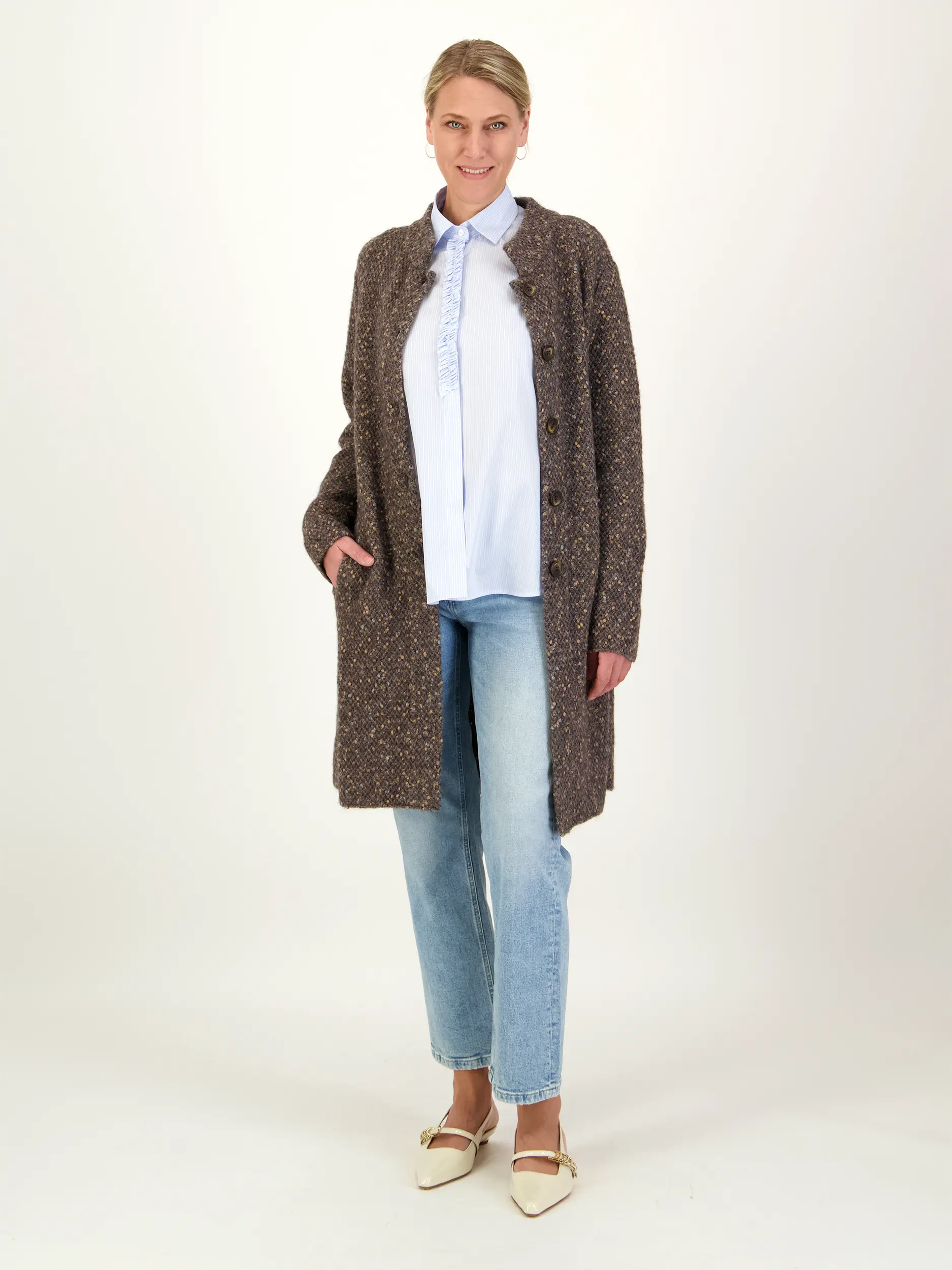 Kurzmantel aus Woll-Mix - Artikel Teil eines Outfits getragen von einem Modell