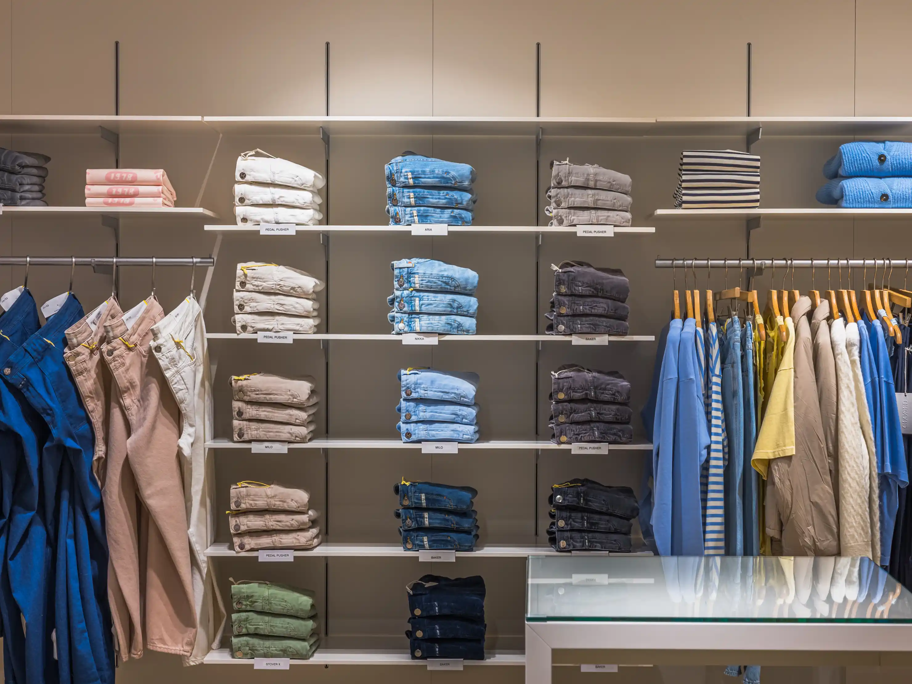 Hier ist eine Verkaufsfläche der Damenabteilung zu sehen