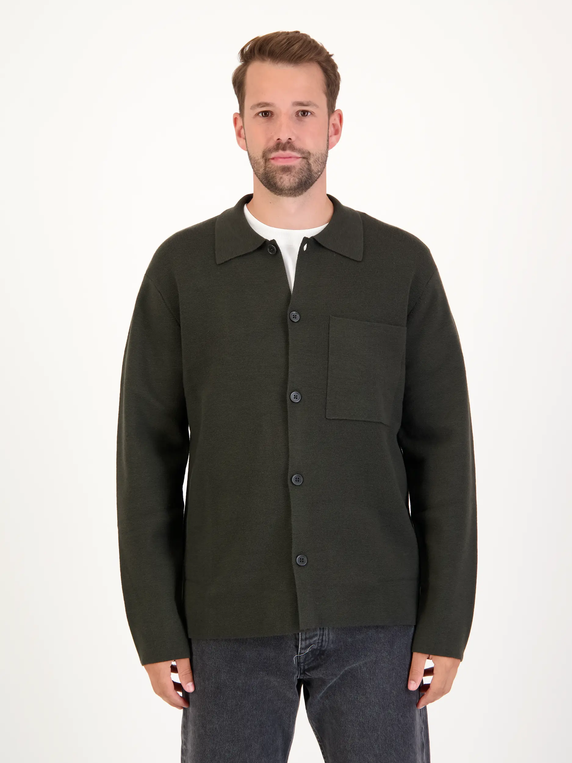 Strickjacke 'Jonas' - Artikel Vorderseite getragen von einem Modell - Farbe: Grün