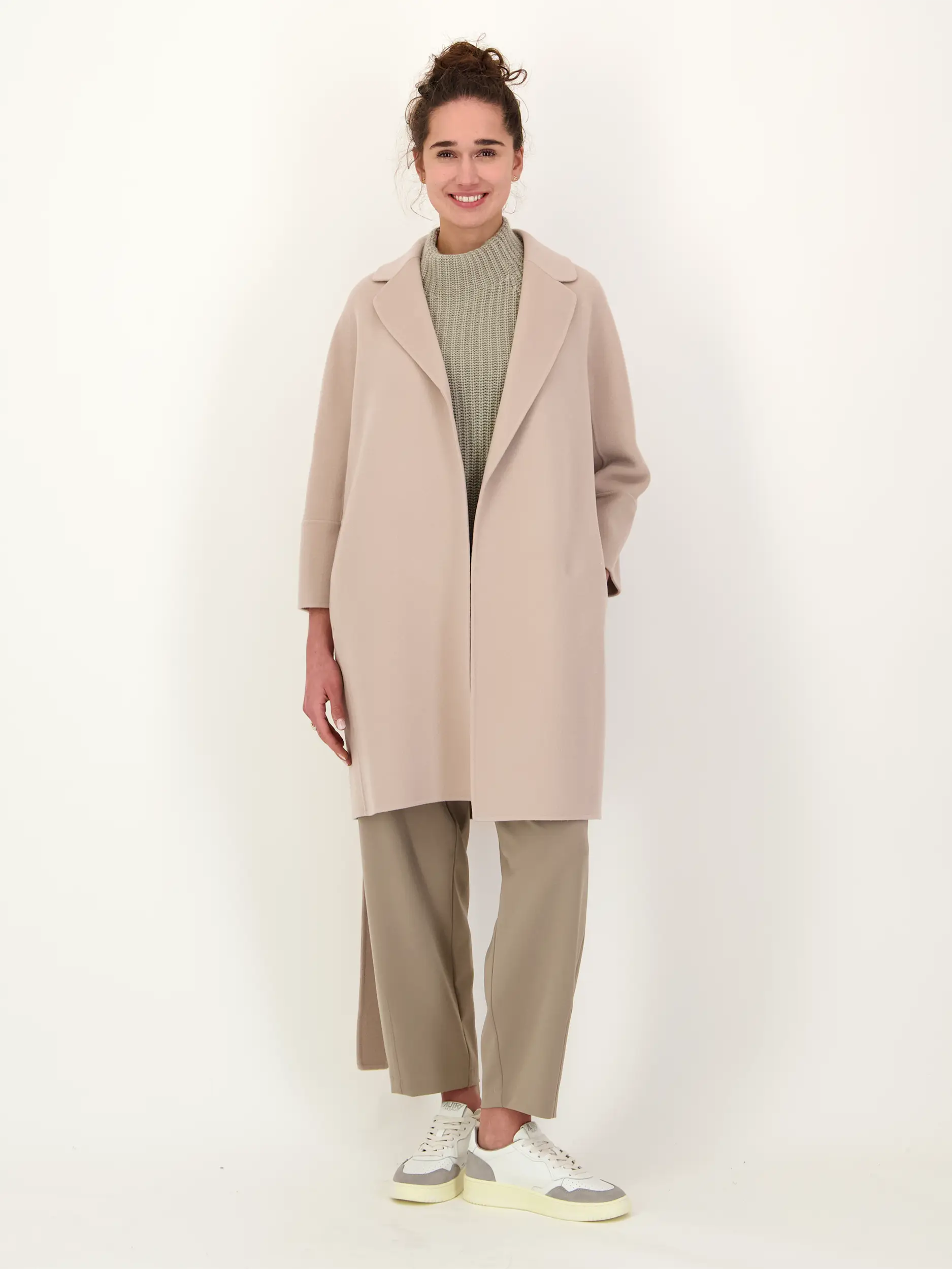 Kurzmantel 'Arona' - Artikel Teil eines Outfits getragen von einem Modell - Farbe: Beige