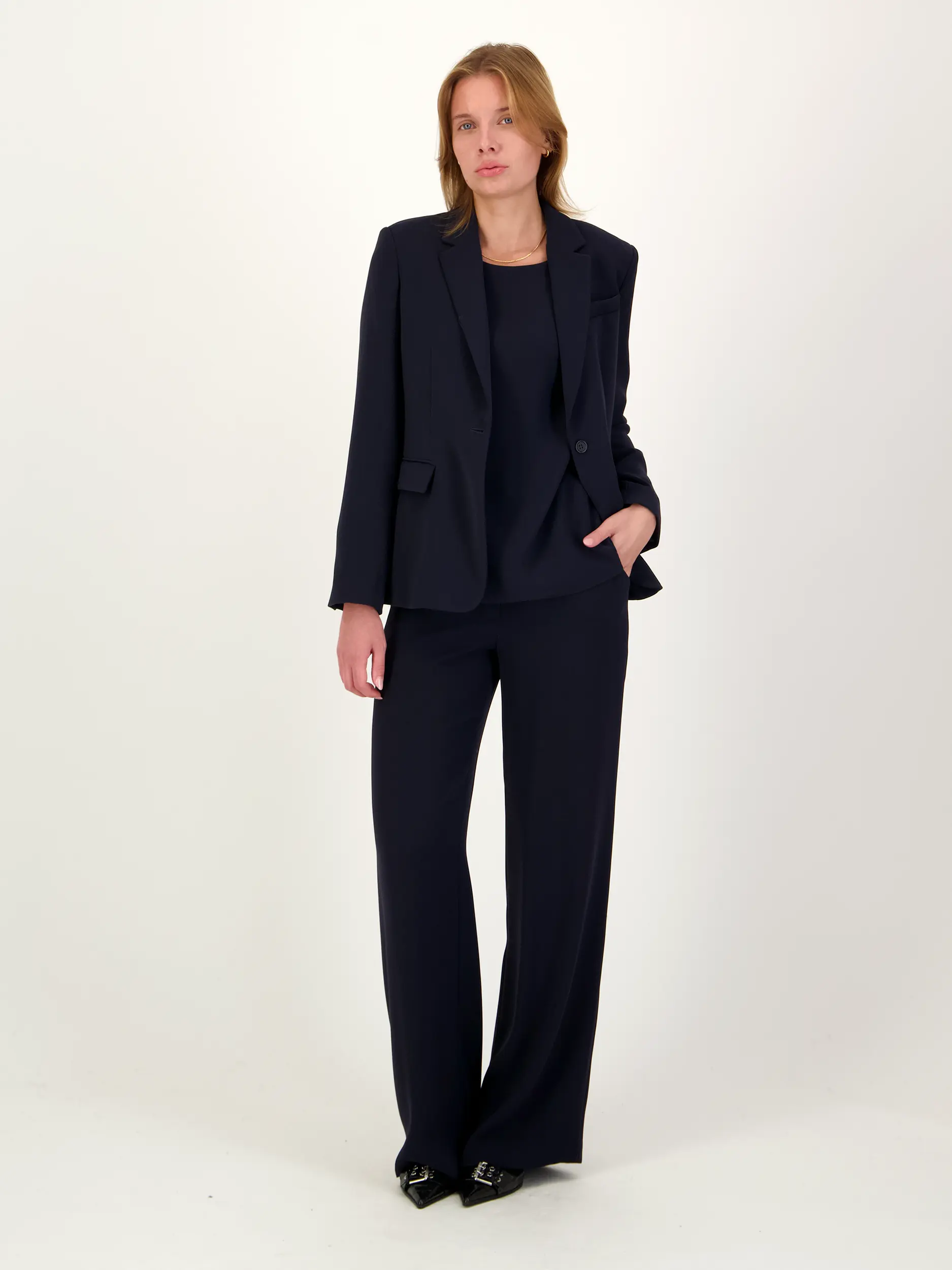 Blazer - Artikel Teil eines Outfits getragen von einem Modell - Farbe: Blau