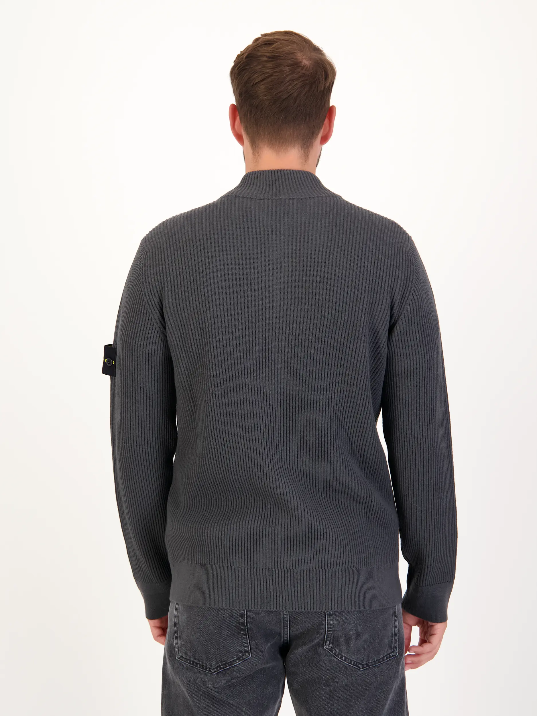 Strickjacke aus Schurwolle langarm - Artikel Rückseite getragen von einem Modell - Farbe: Grau