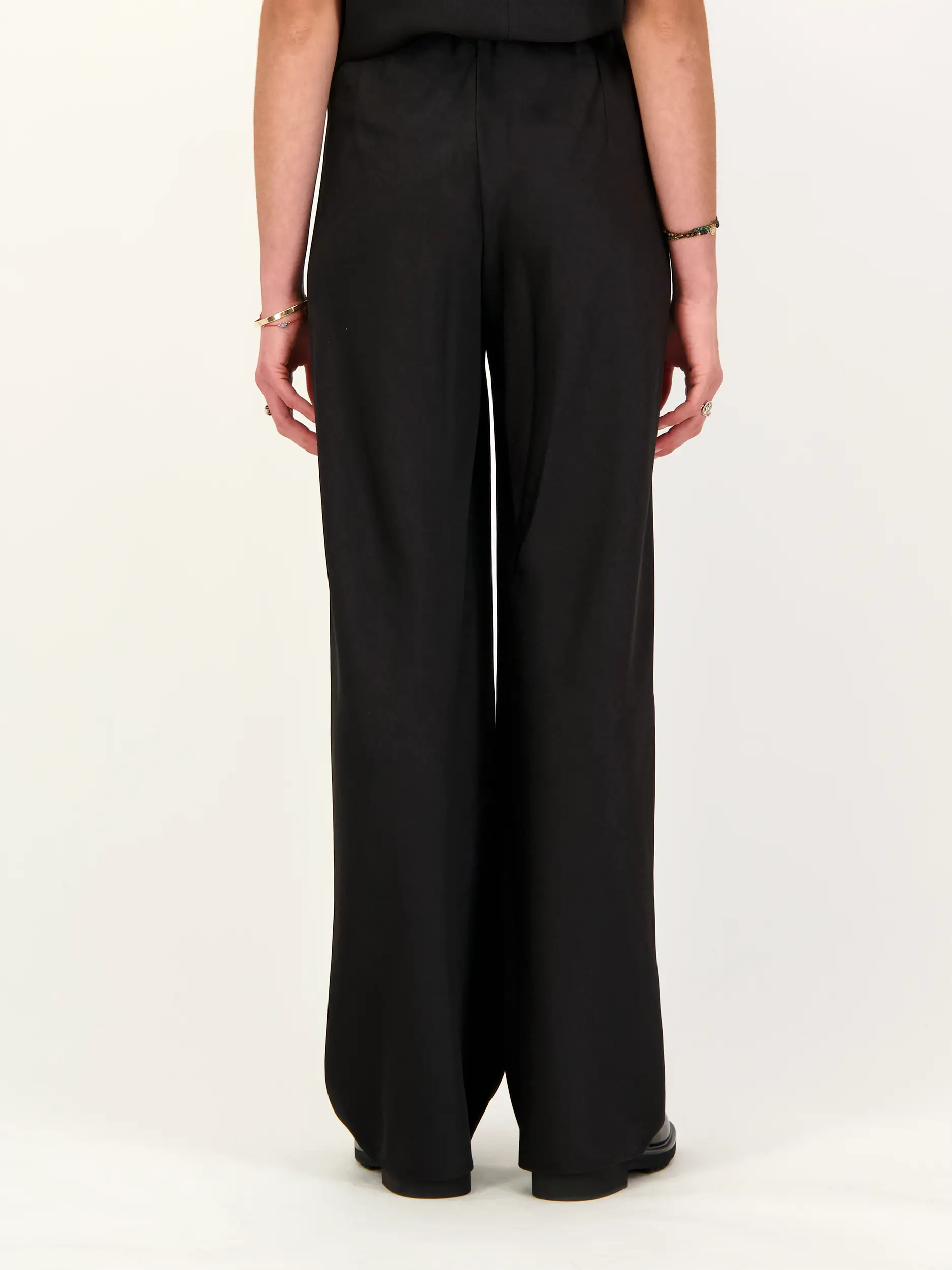 Satinhose - Artikel Rückseite getragen von einem Modell - Farbe: Schwarz