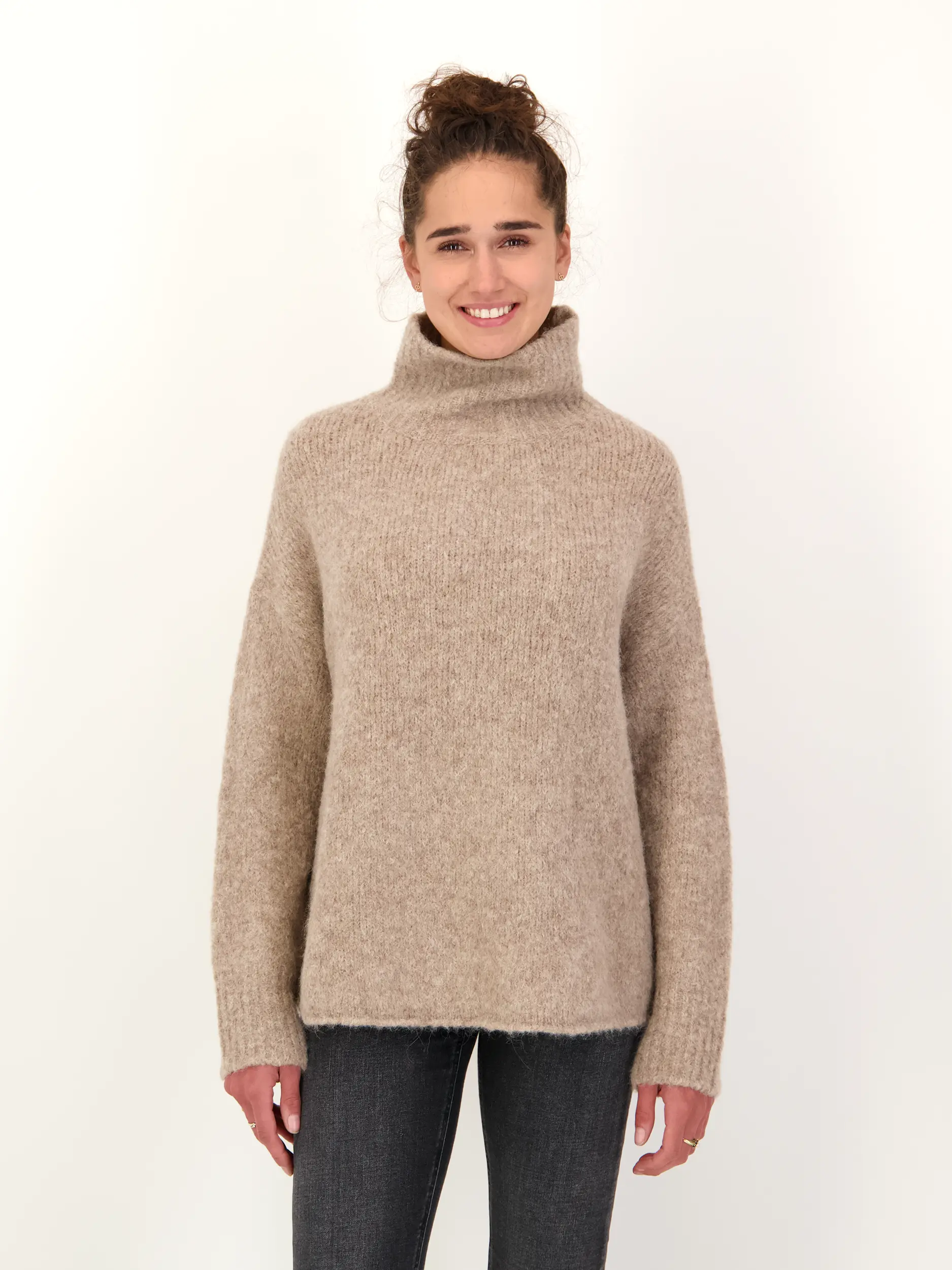Pullover 'Livturtle' aus Alpaka langarm - Artikel Vorderseite getragen von einem Modell - Farbe: Beige