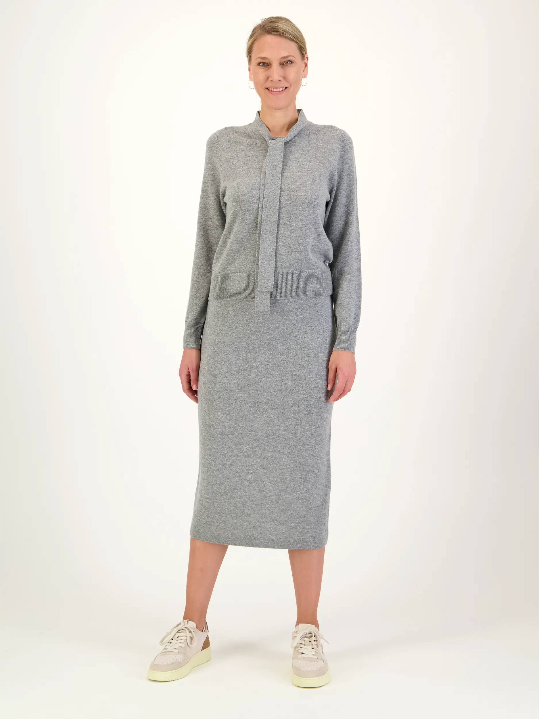 Midi Wollrock - Artikel Teil eines Outfits getragen von einem Modell - Farbe: Grau