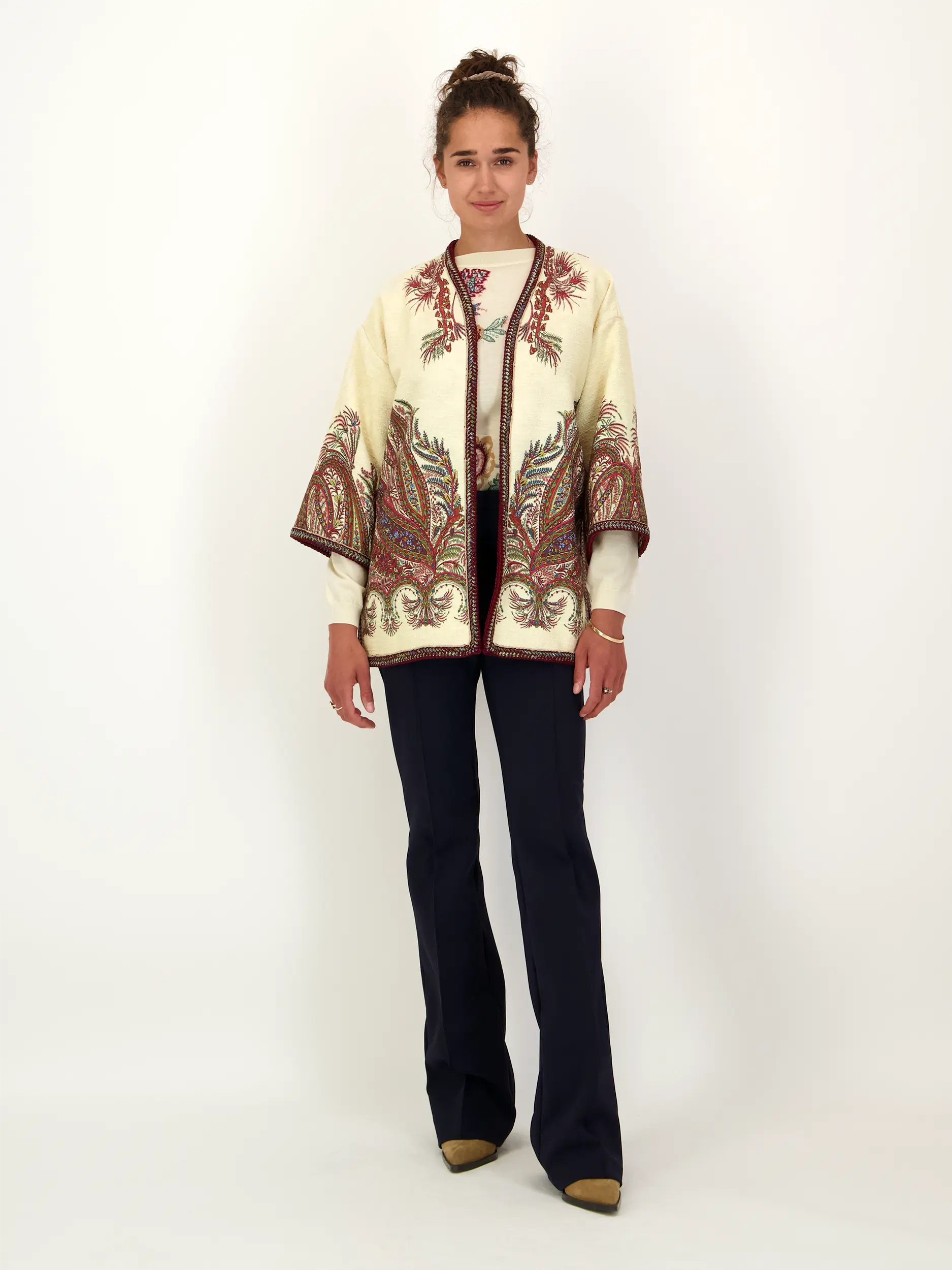 Gemusterte Jacke - Artikel Teil eines Outfits getragen von einem Modell