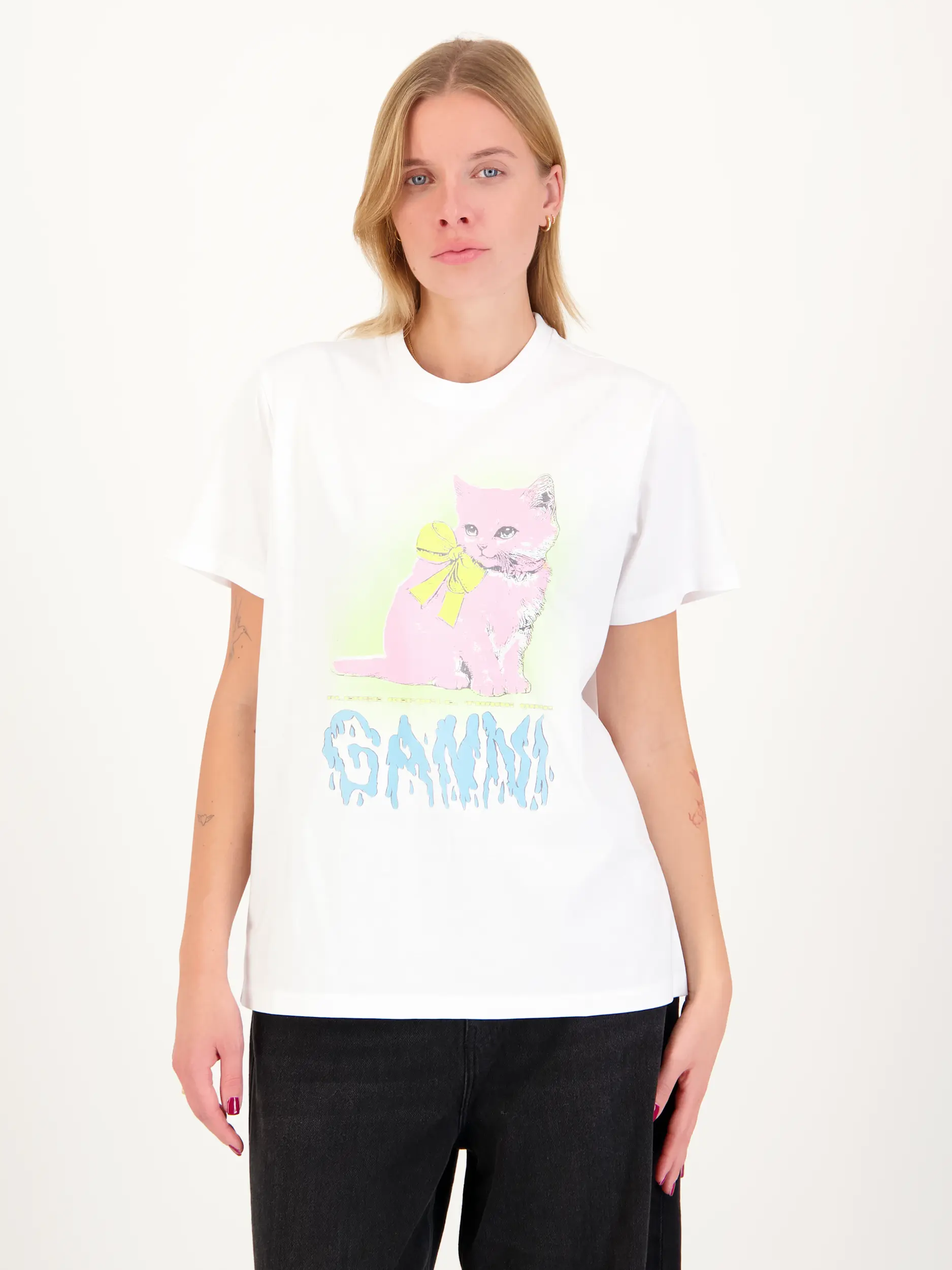 T-Shirt mit Logo-Print - Artikel Vorderseite getragen von einem Modell - Farbe: Weiß