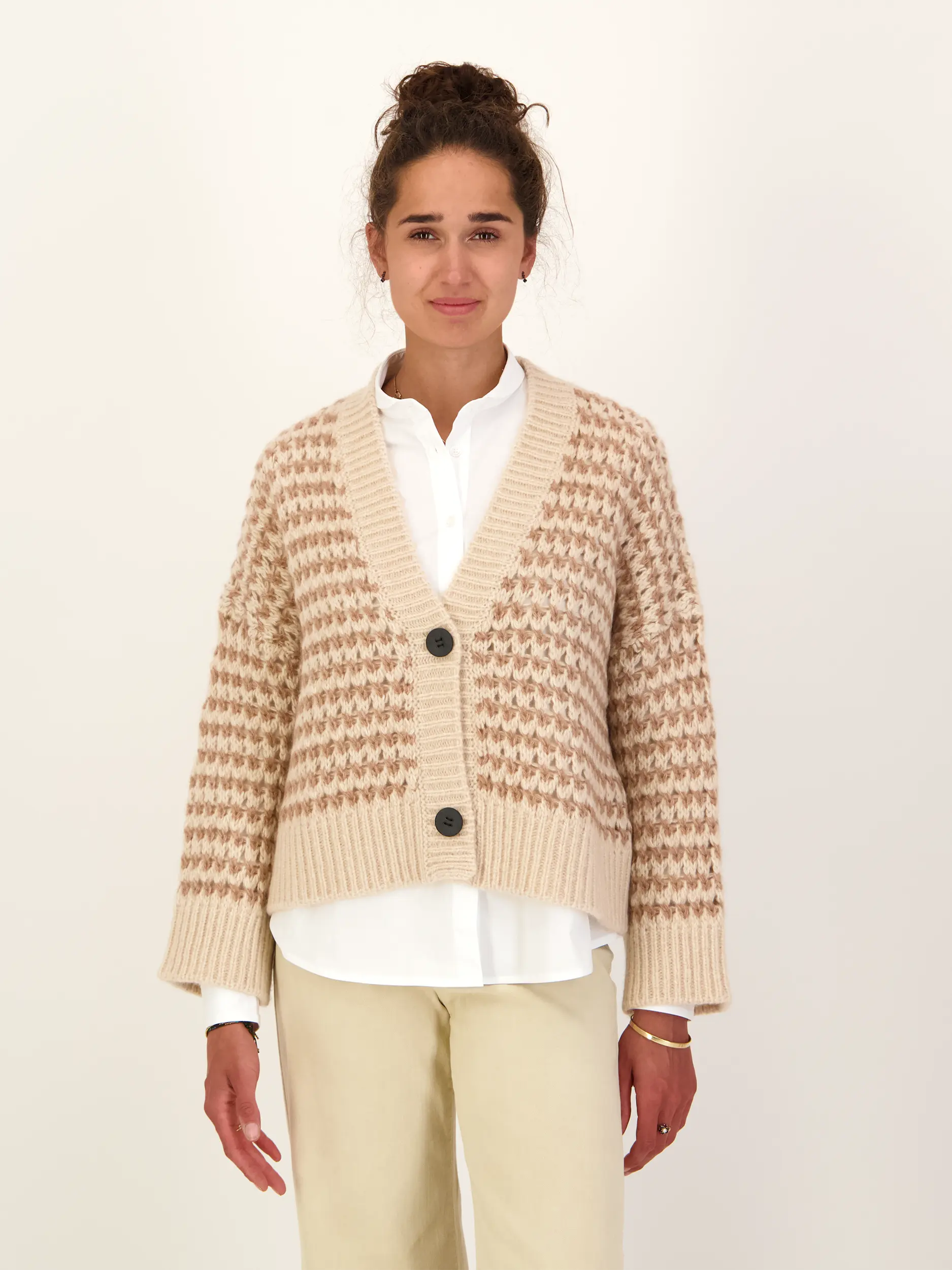 Gemusterte Strickjacke aus Kaschmir - Artikel Vorderseite getragen von einem Modell