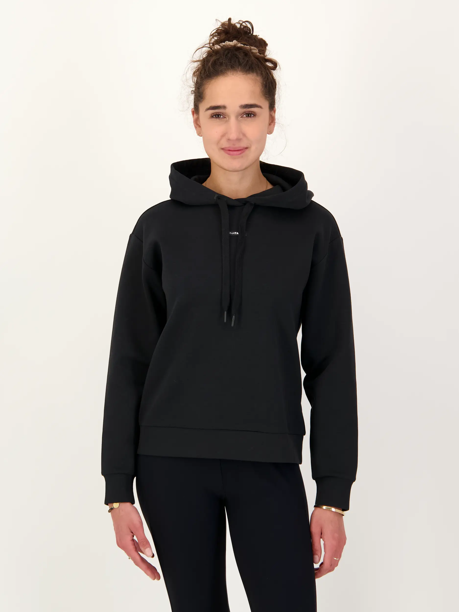 Sweatshirt 'Suri' - Artikel Vorderseite getragen von einem Modell - Farbe: Schwarz