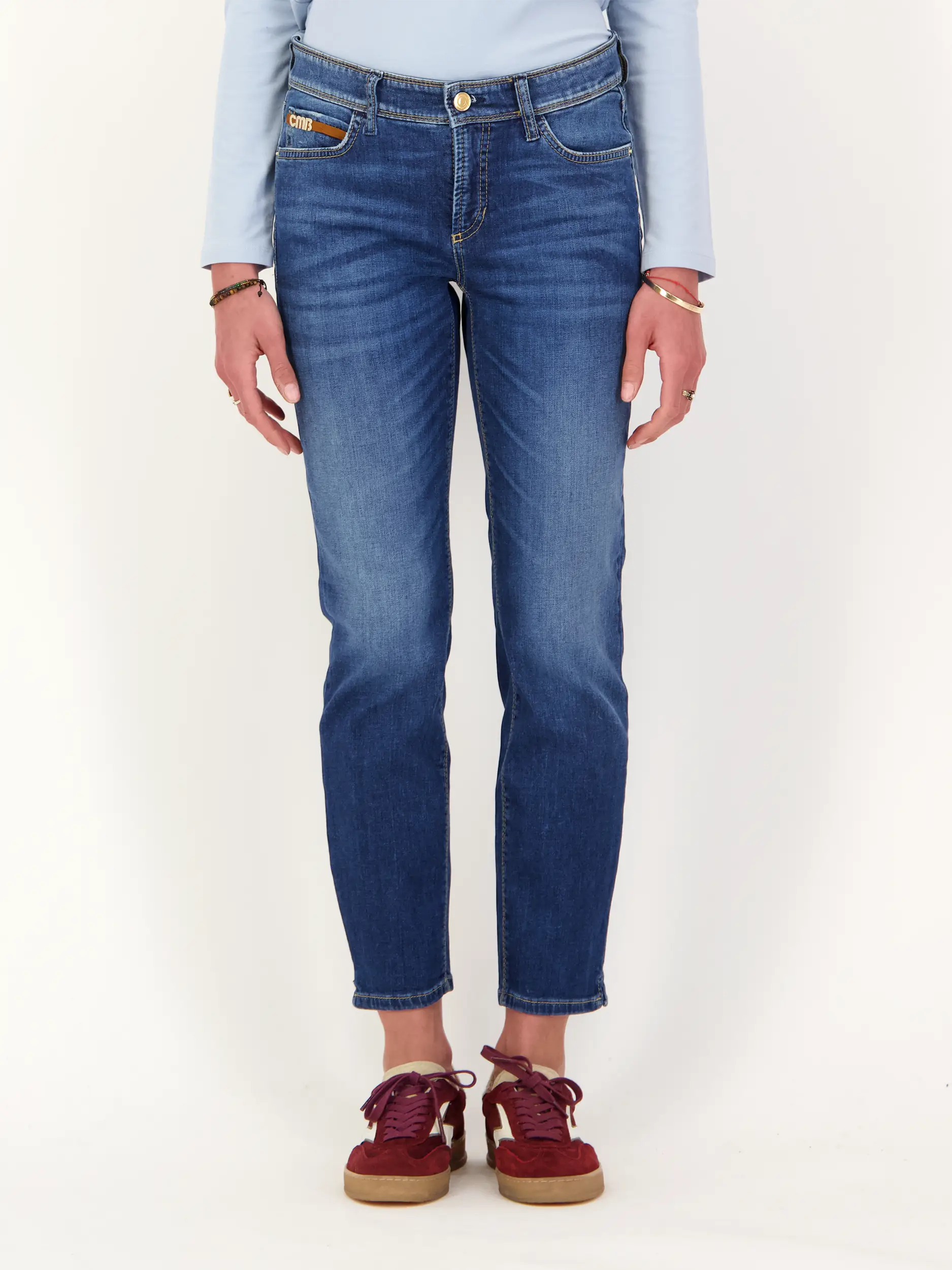 Mid Rise Slim Fit Jeans 'Piper short' - Artikel Vorderseite getragen von einem Modell - Farbe: Blau