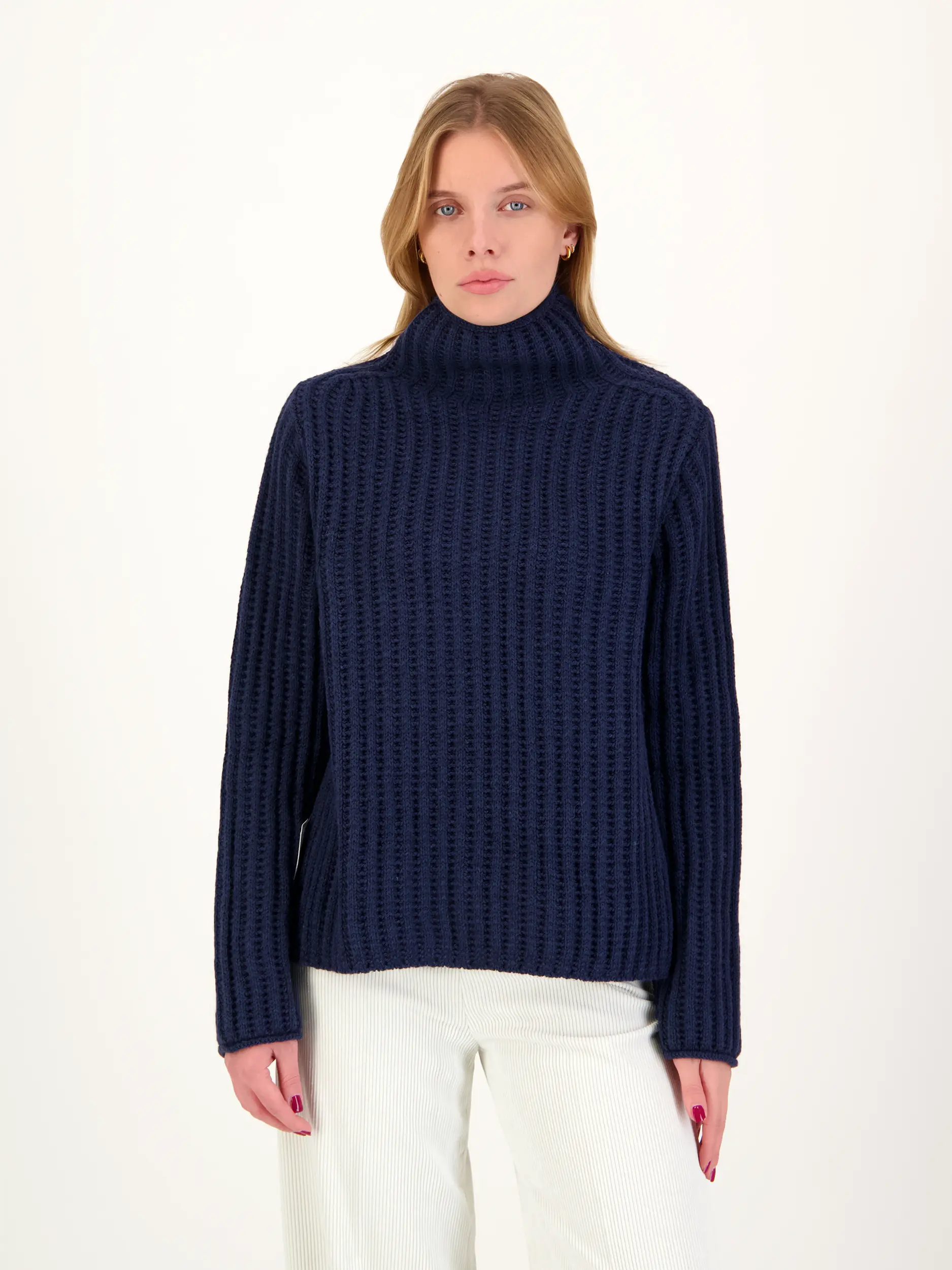 Pullover 'Varisa' langarm - Artikel Vorderseite getragen von einem Modell - Farbe: Blau