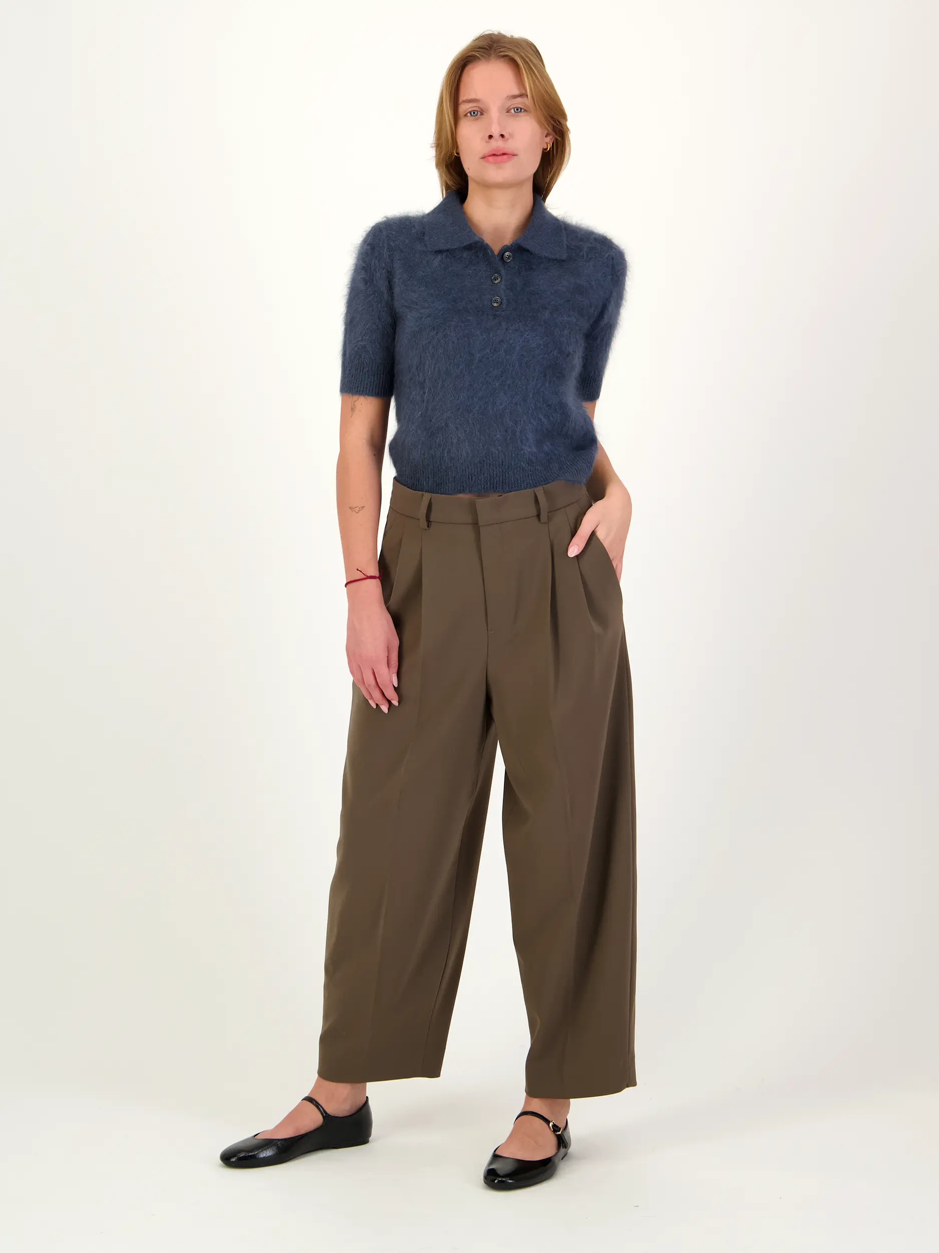 Unisex Hose 'Noa Crop' - Artikel Teil eines Outfits getragen von einem Modell - Farbe: Braun