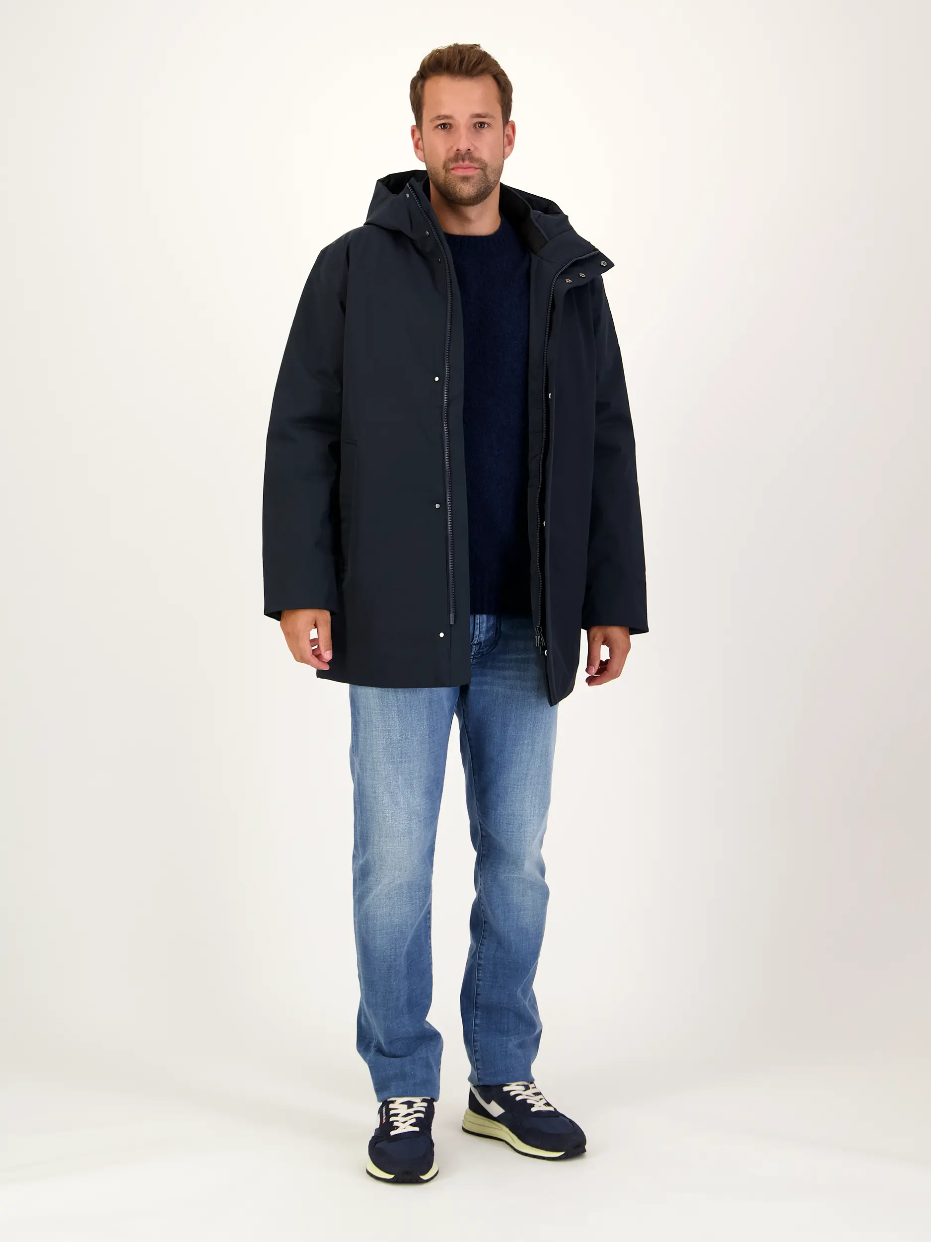 Wasserdichte Jacke 'Blakehood' - Artikel Teil eines Outfits getragen von einem Modell - Farbe: Blau