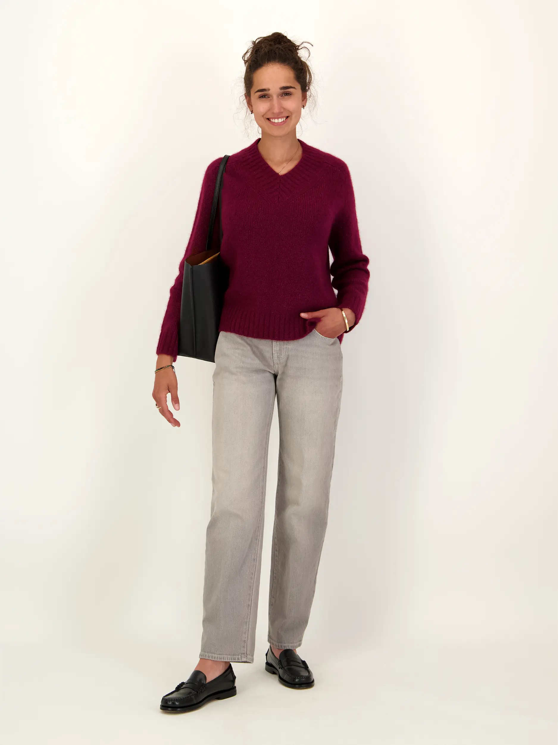 Pullover aus Kaschmir - Artikel Teil eines Outfits getragen von einem Modell
