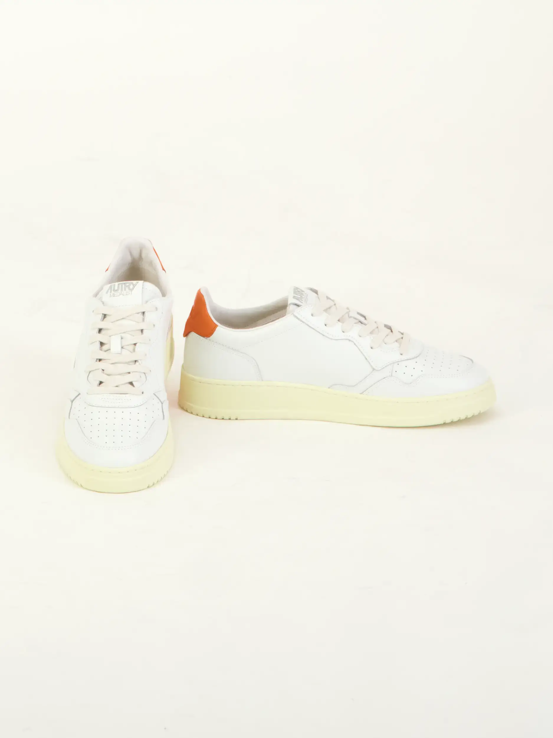 Sneaker 'Medalist' aus Leder - Artikel Vorderseite getragen von einem Modell - Farbe: Orange