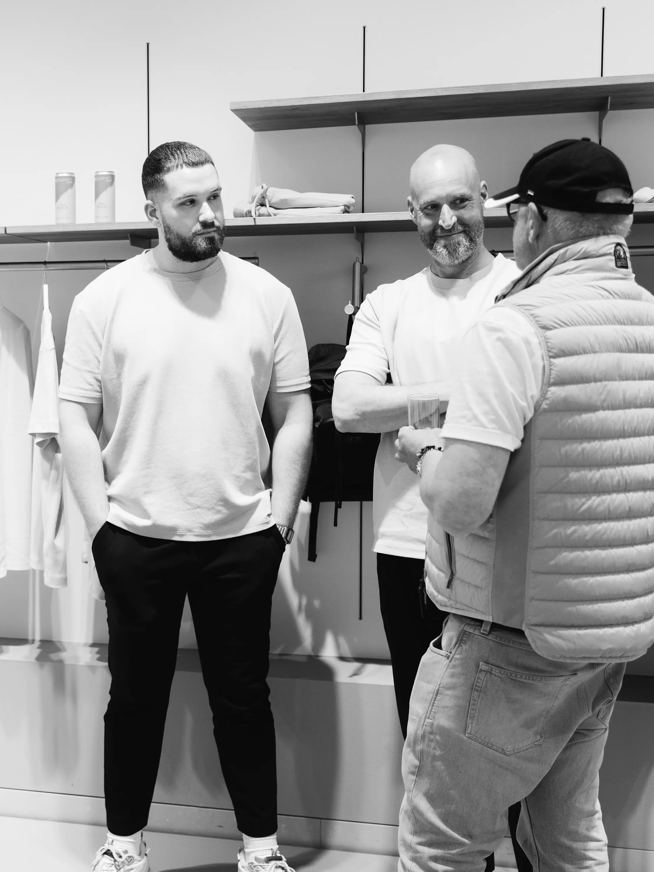 Das Bild zeigt unsere Mitarbeiter im Gespräch mit Kunden.