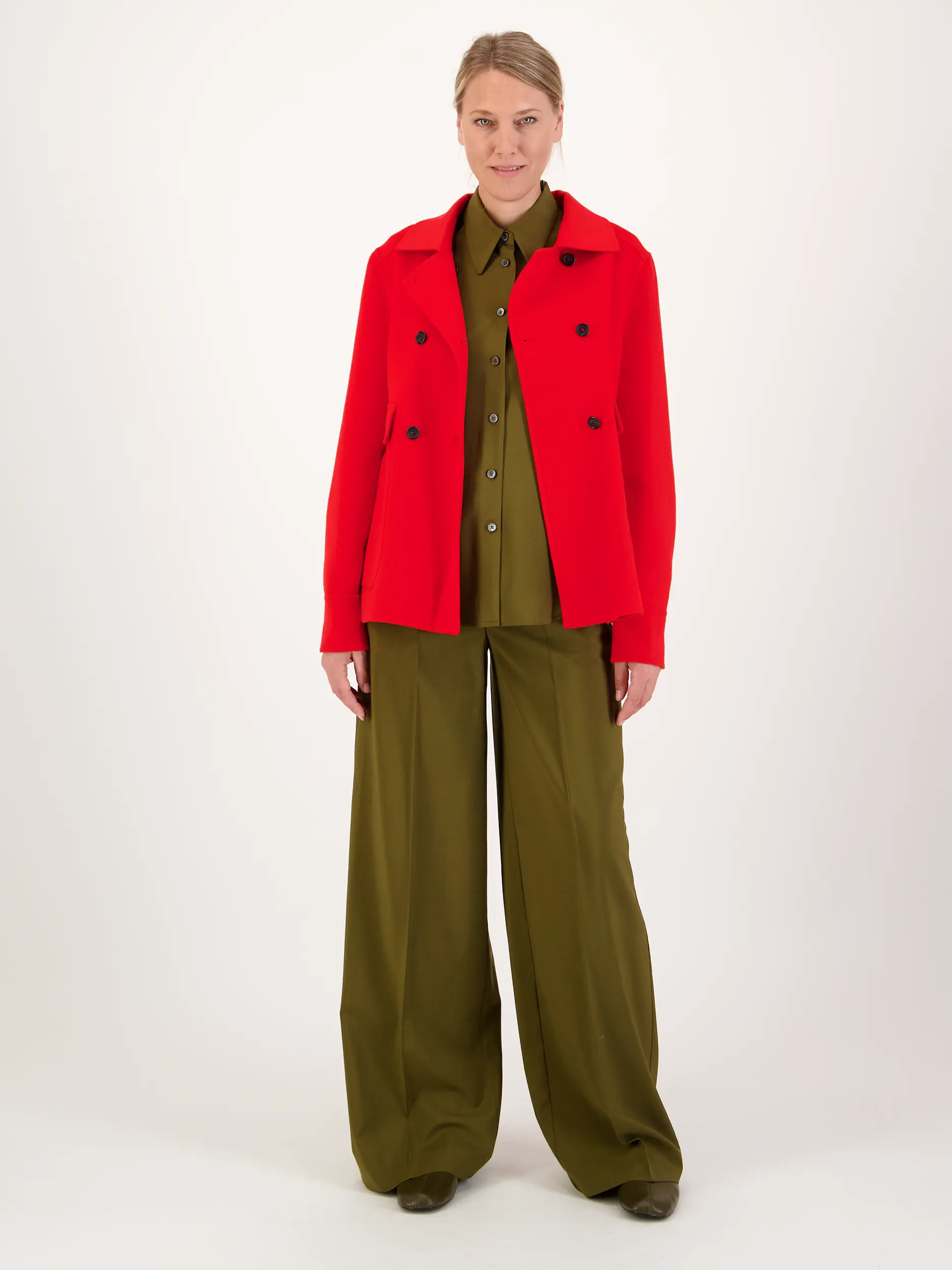 Wolljacke - Artikel Teil eines Outfits getragen von einem Modell - Farbe: Rot