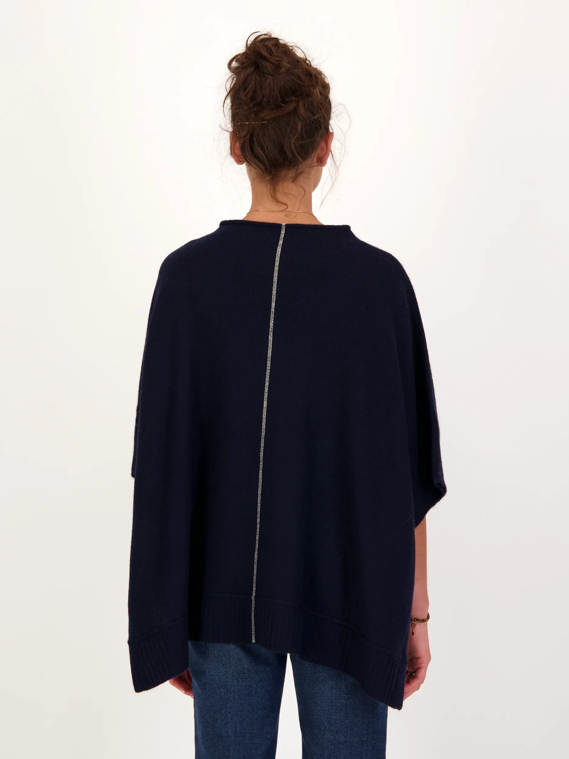 Cape aus Kaschmir - Artikel Rückseite getragen von einem Modell - Farbe: Blau