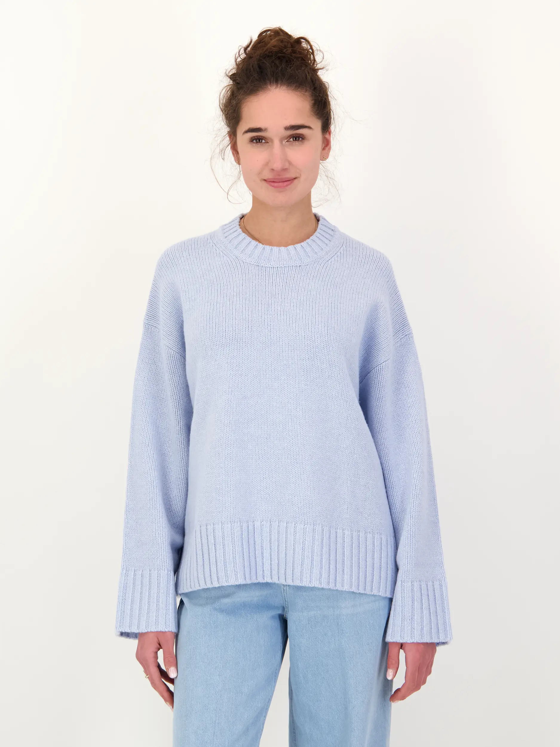 Pullover 'Sakeiku' aus Wolle langarm  - Artikel Vorderseite getragen von einem Modell - Farbe: Blau