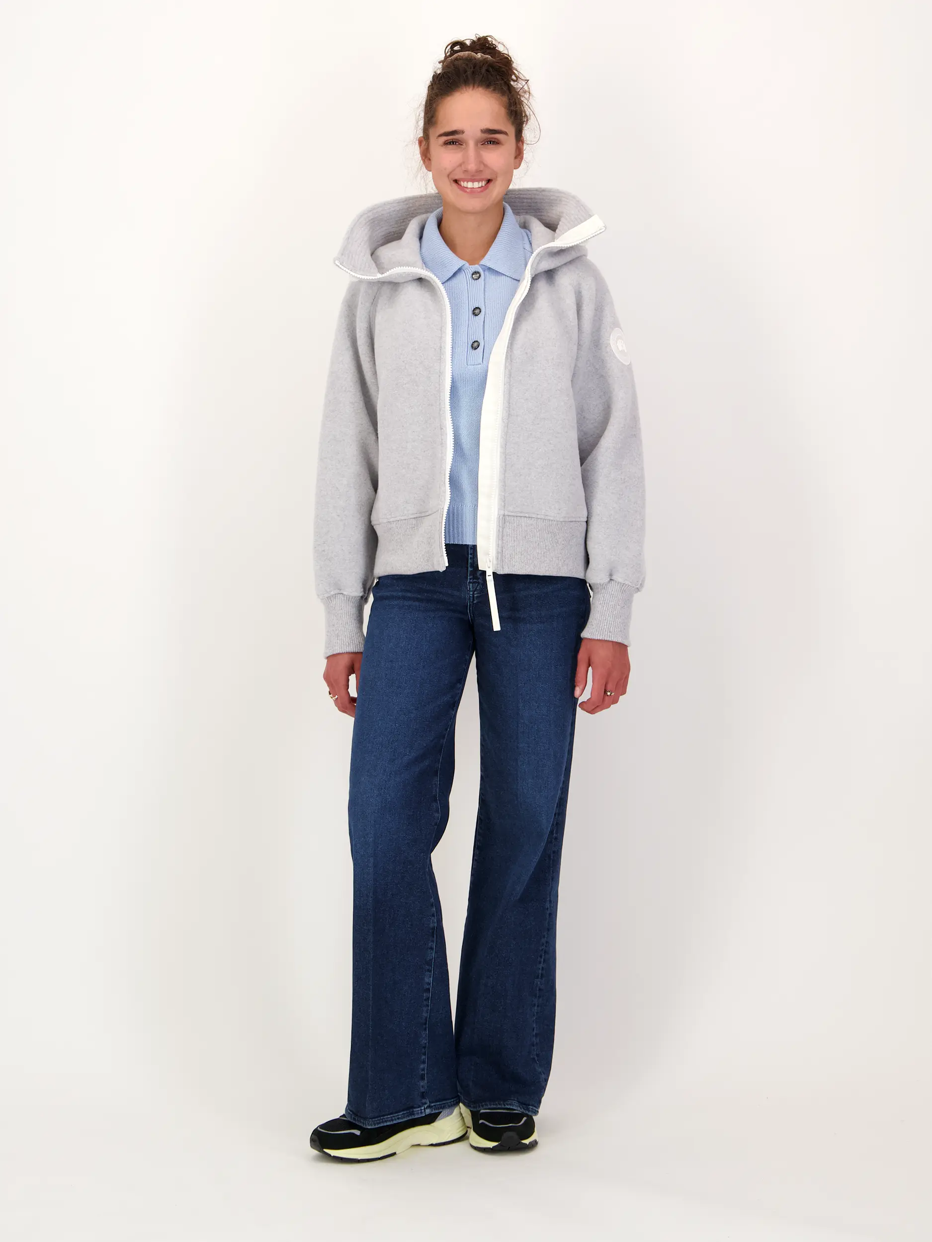 Bomberjacke aus Fleece - Artikel Teil eines Outfits getragen von einem Modell - Farbe: Grau