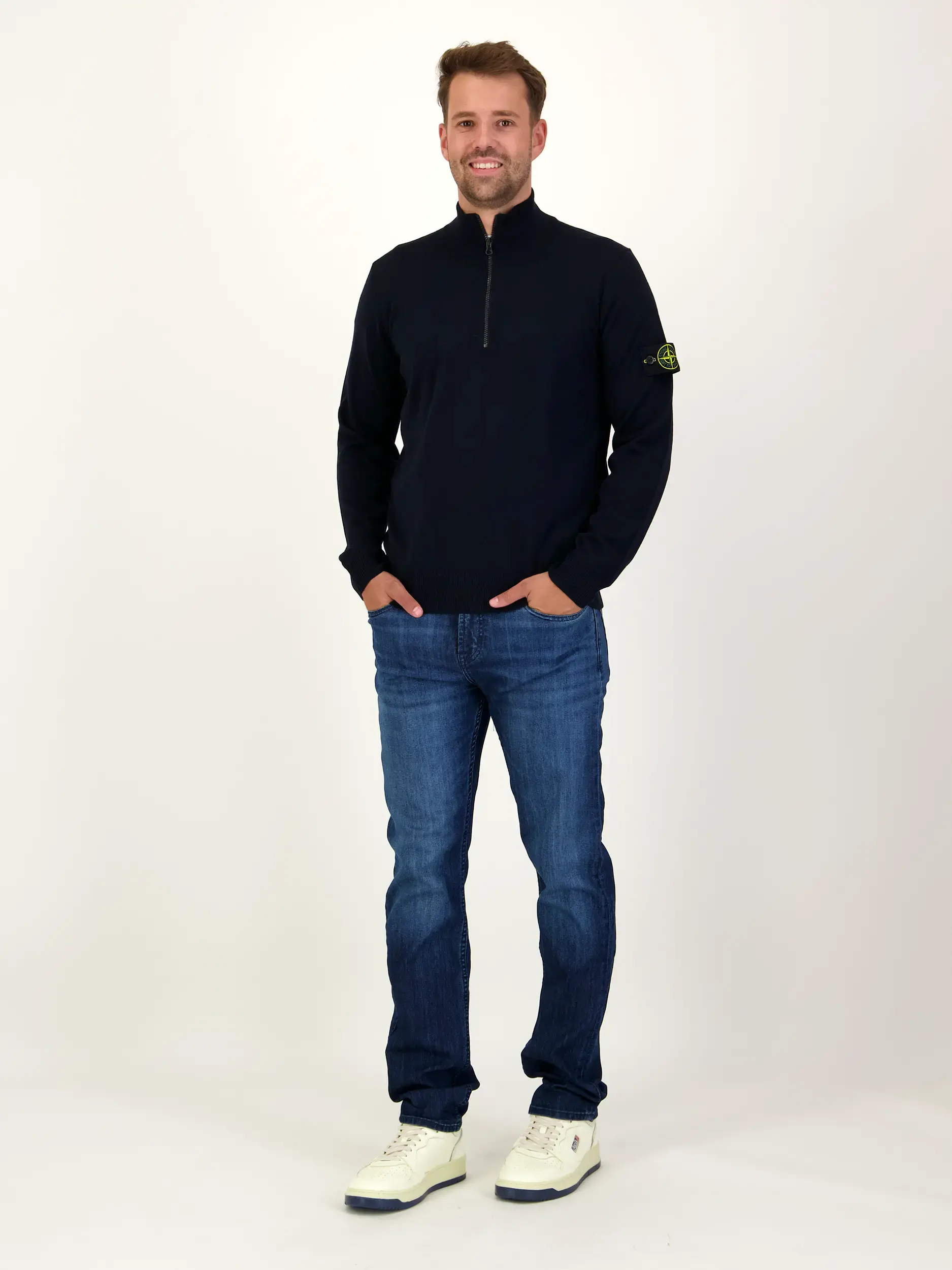 Pullover aus Schurwolle langarm - Artikel Teil eines Outfits getragen von einem Modell
